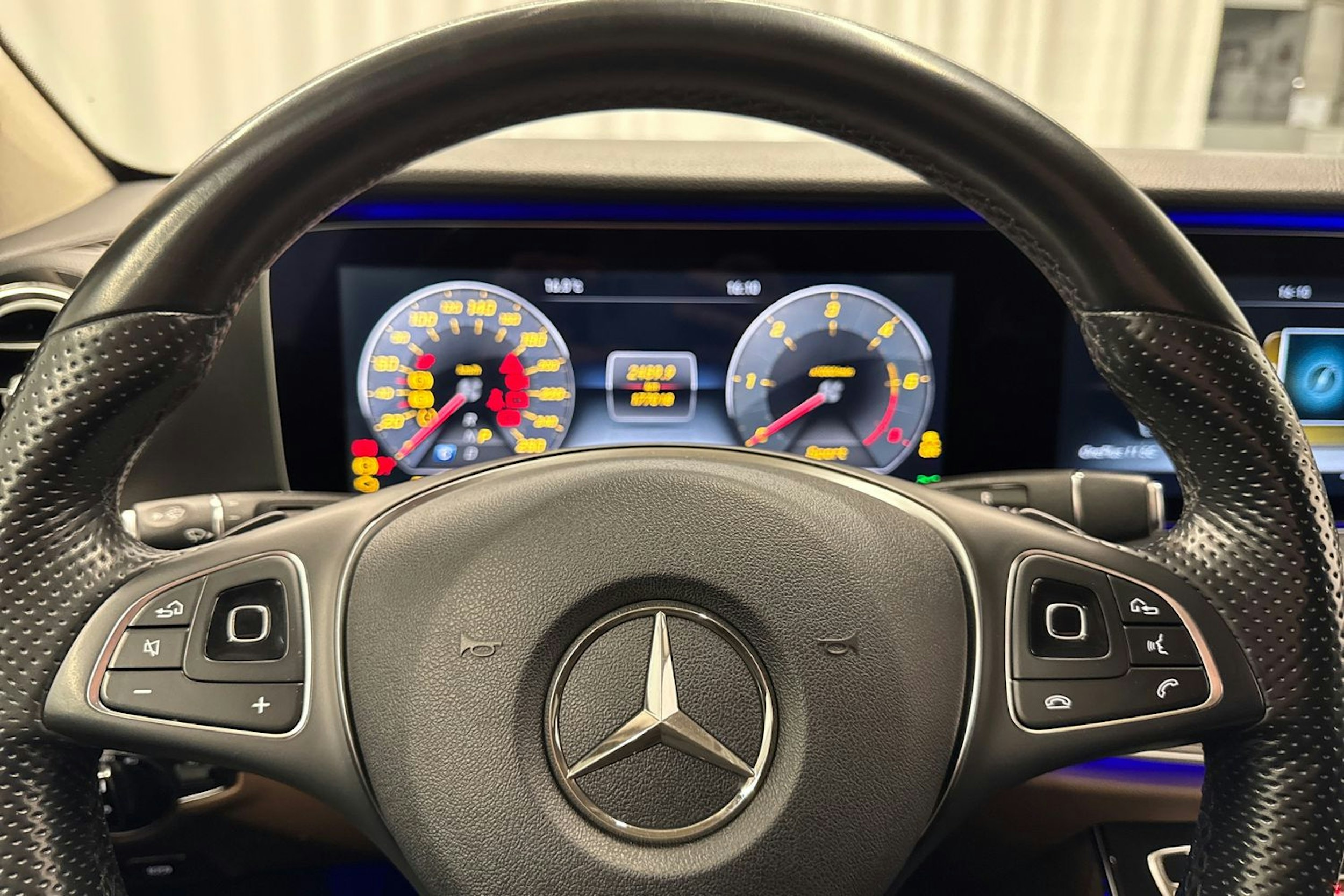 musta Mercedes-Benz E 2017 kuva 15.