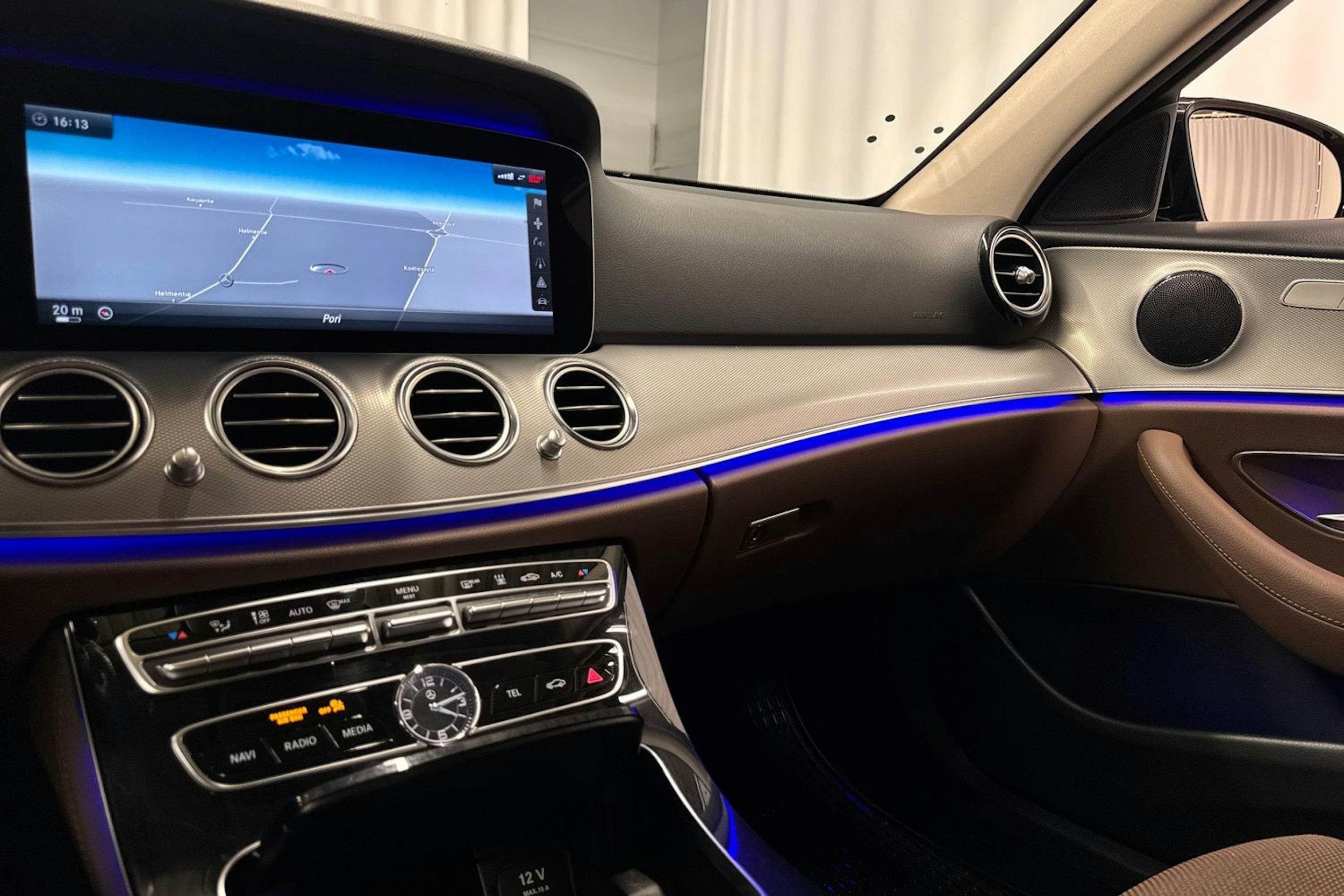 musta Mercedes-Benz E 2017 kuva 18.