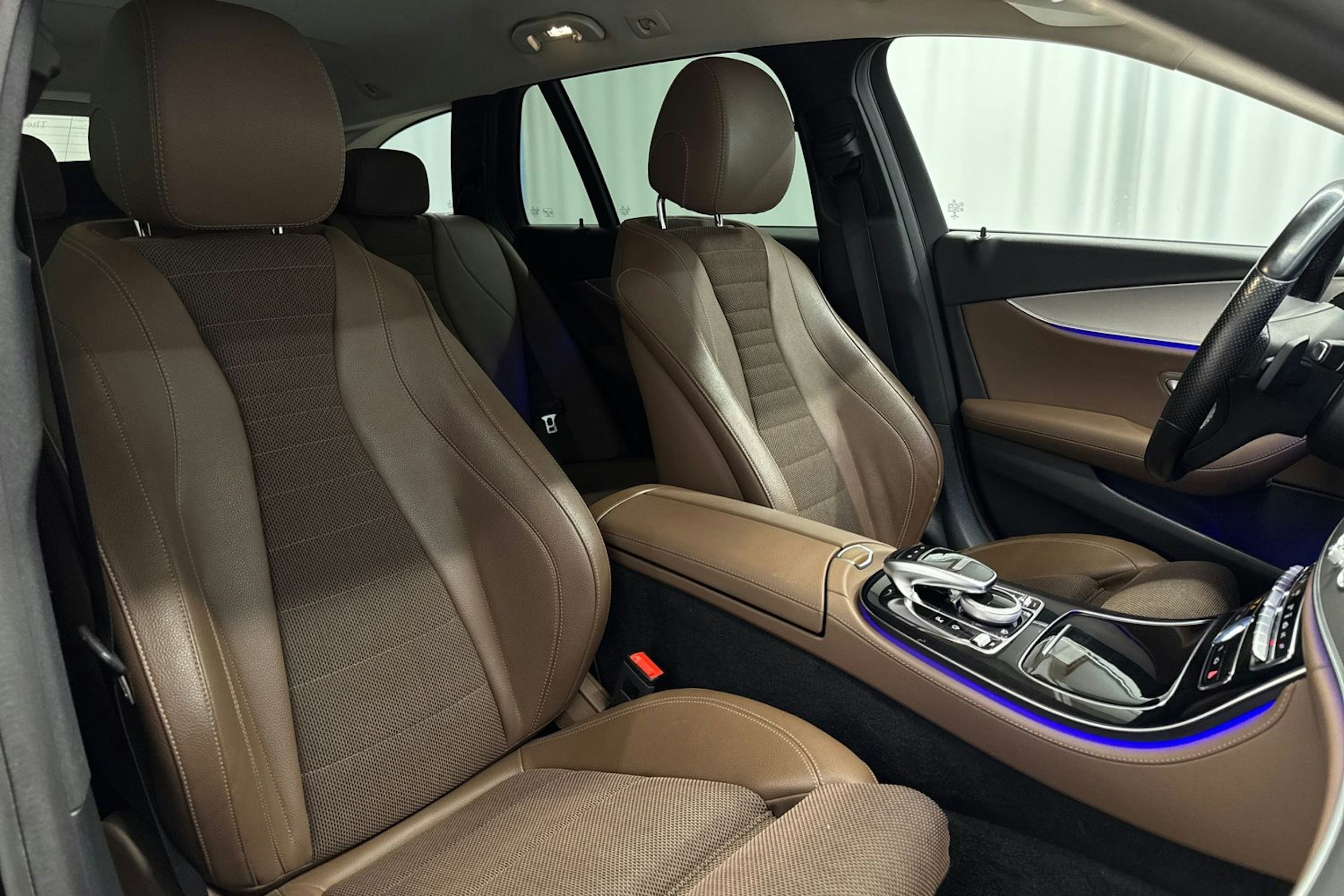 musta Mercedes-Benz E 2017 kuva 23.