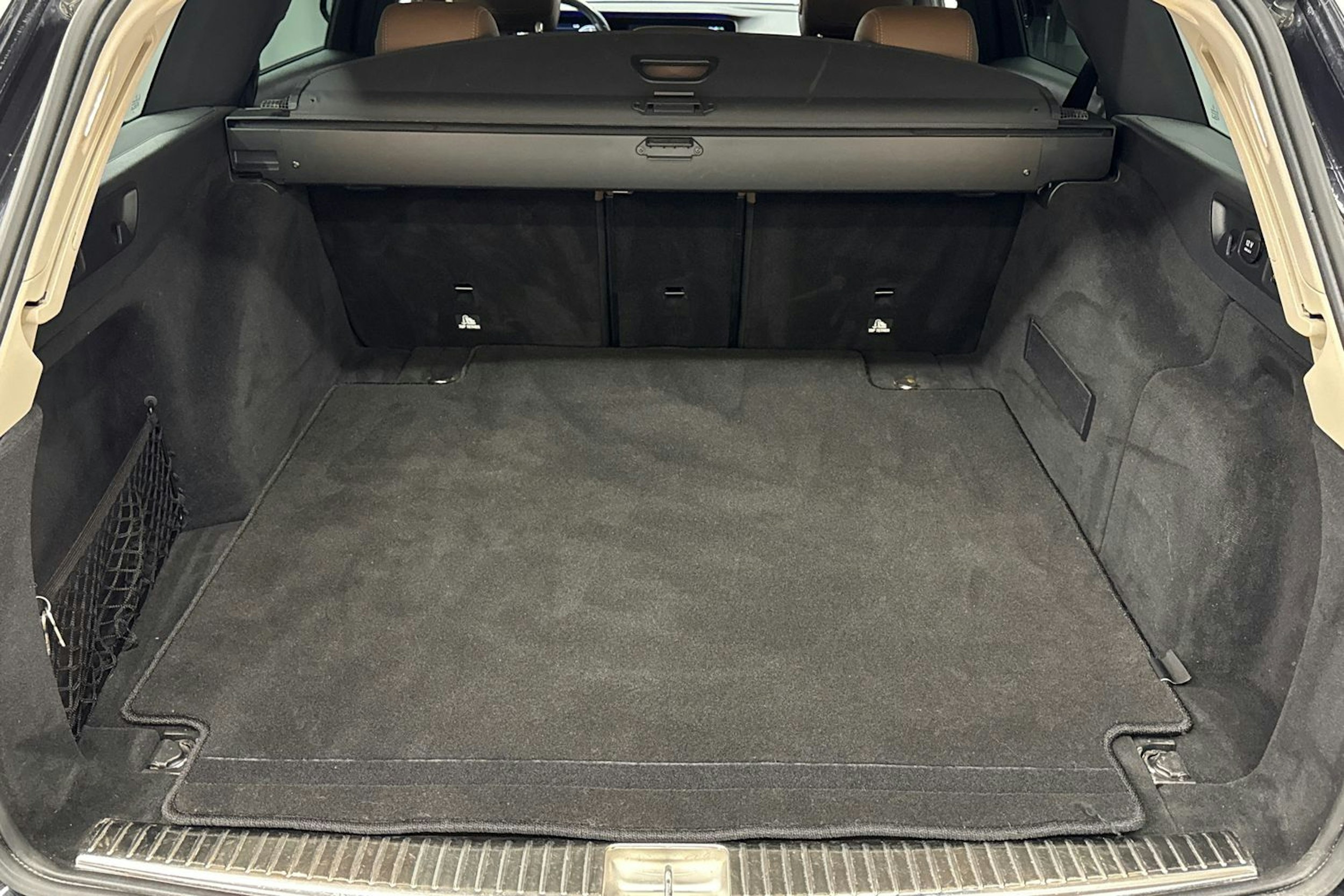 musta Mercedes-Benz E 2017 kuva 24.