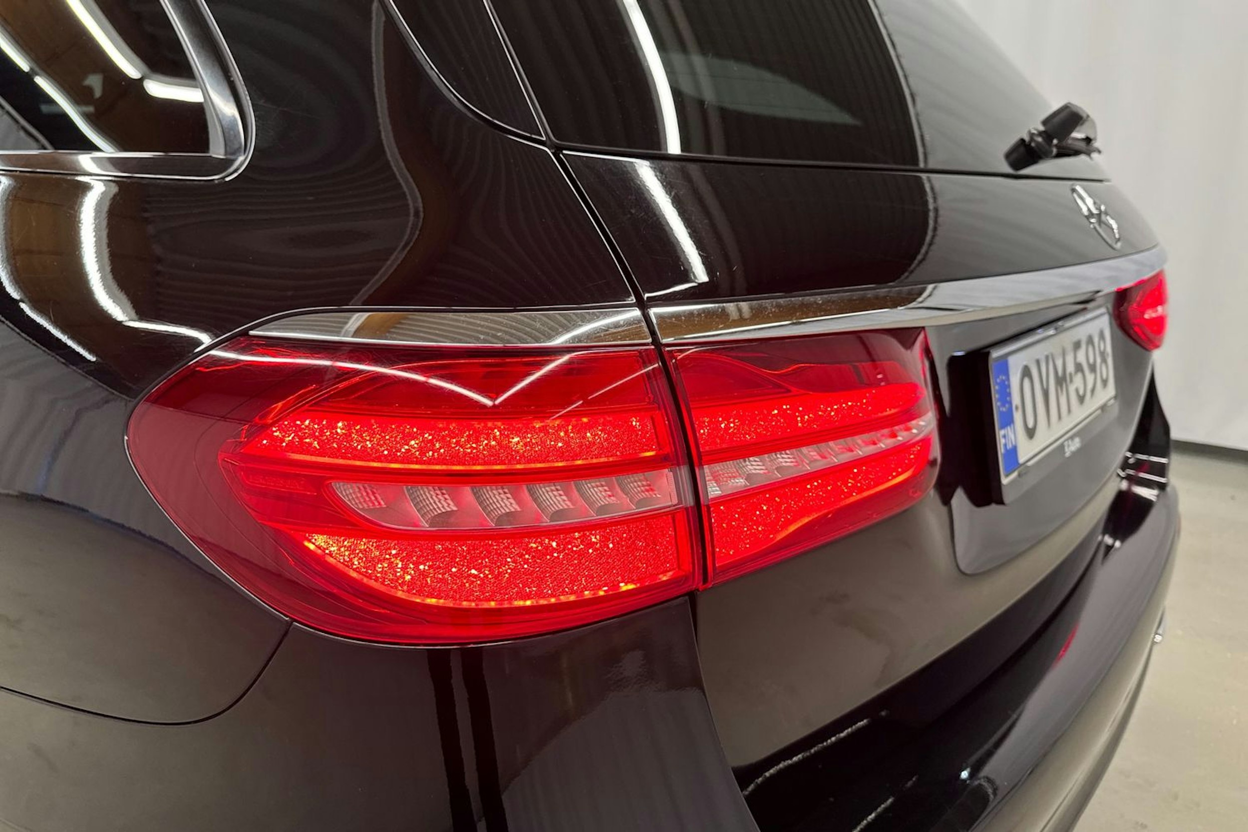 musta Mercedes-Benz E 2017 kuva 26.