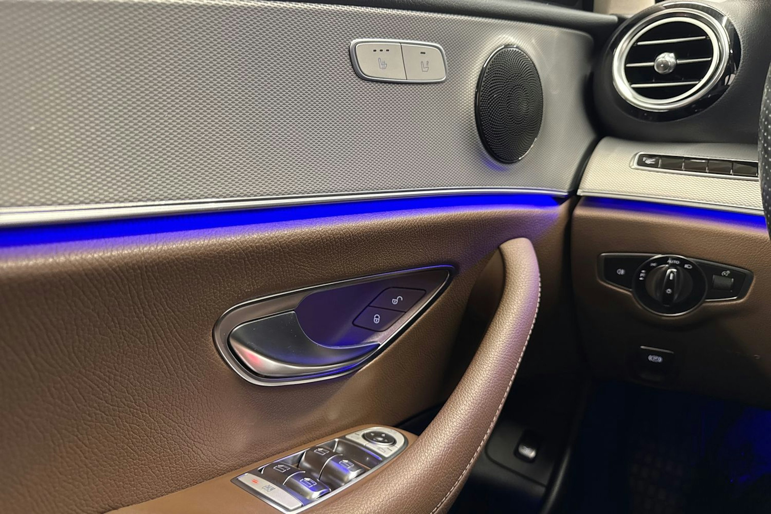 musta Mercedes-Benz E 2017 kuva 28.