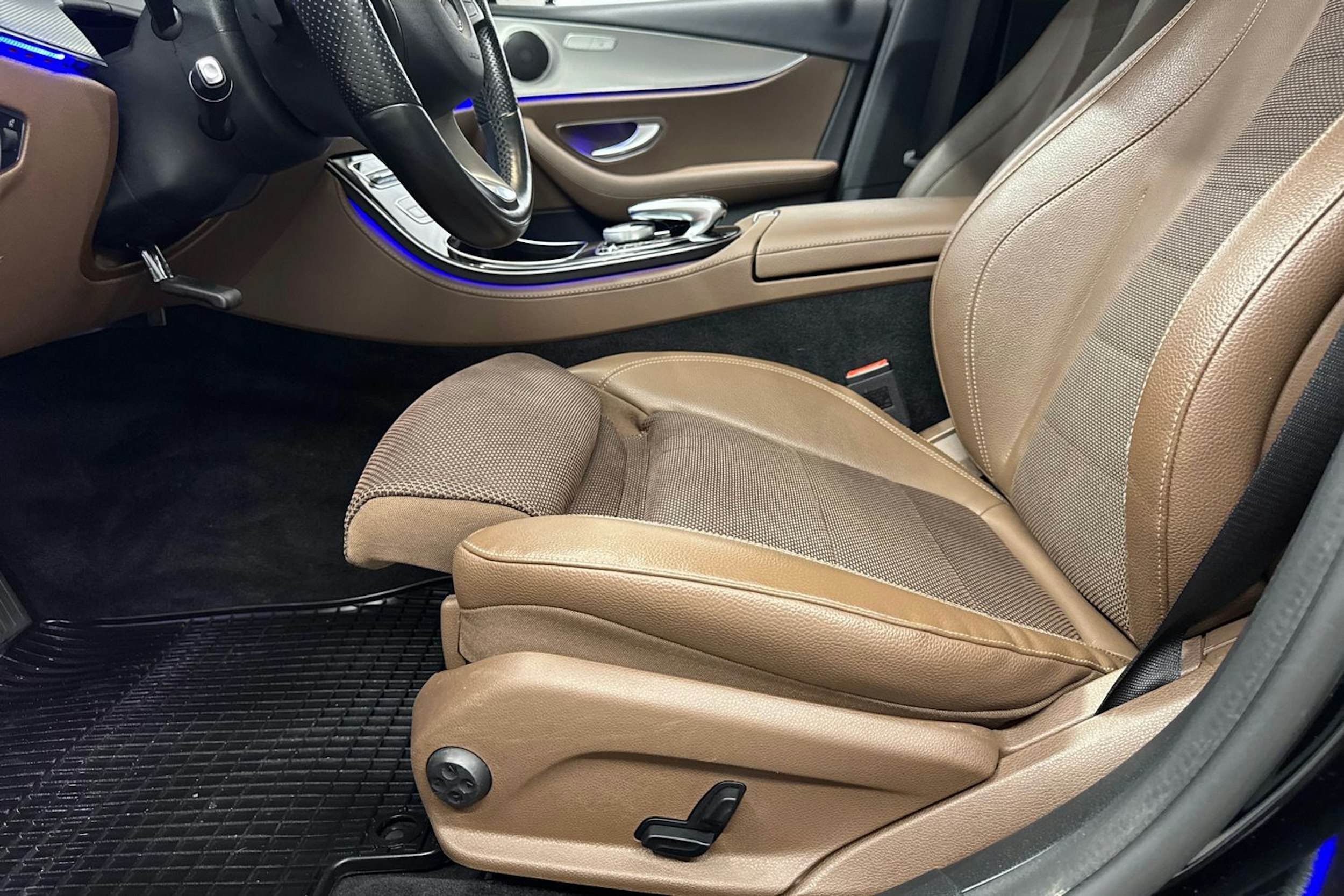 musta Mercedes-Benz E 2017 kuva 34.