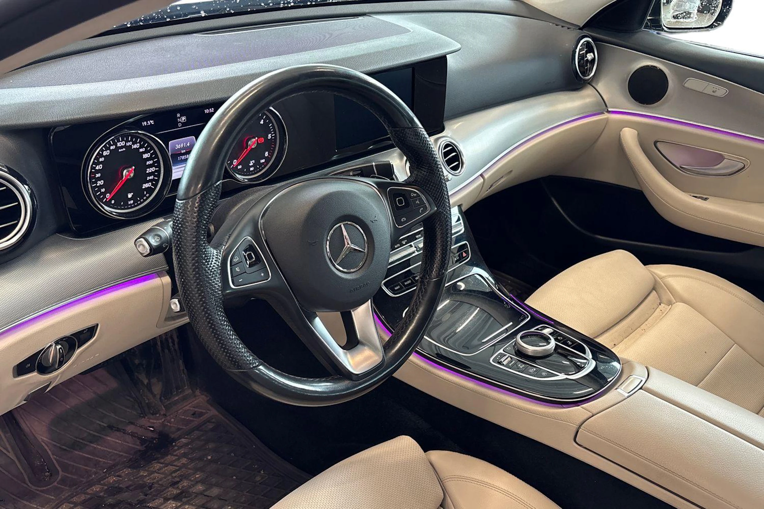 sininen Mercedes-Benz E 2017 kuva 3.