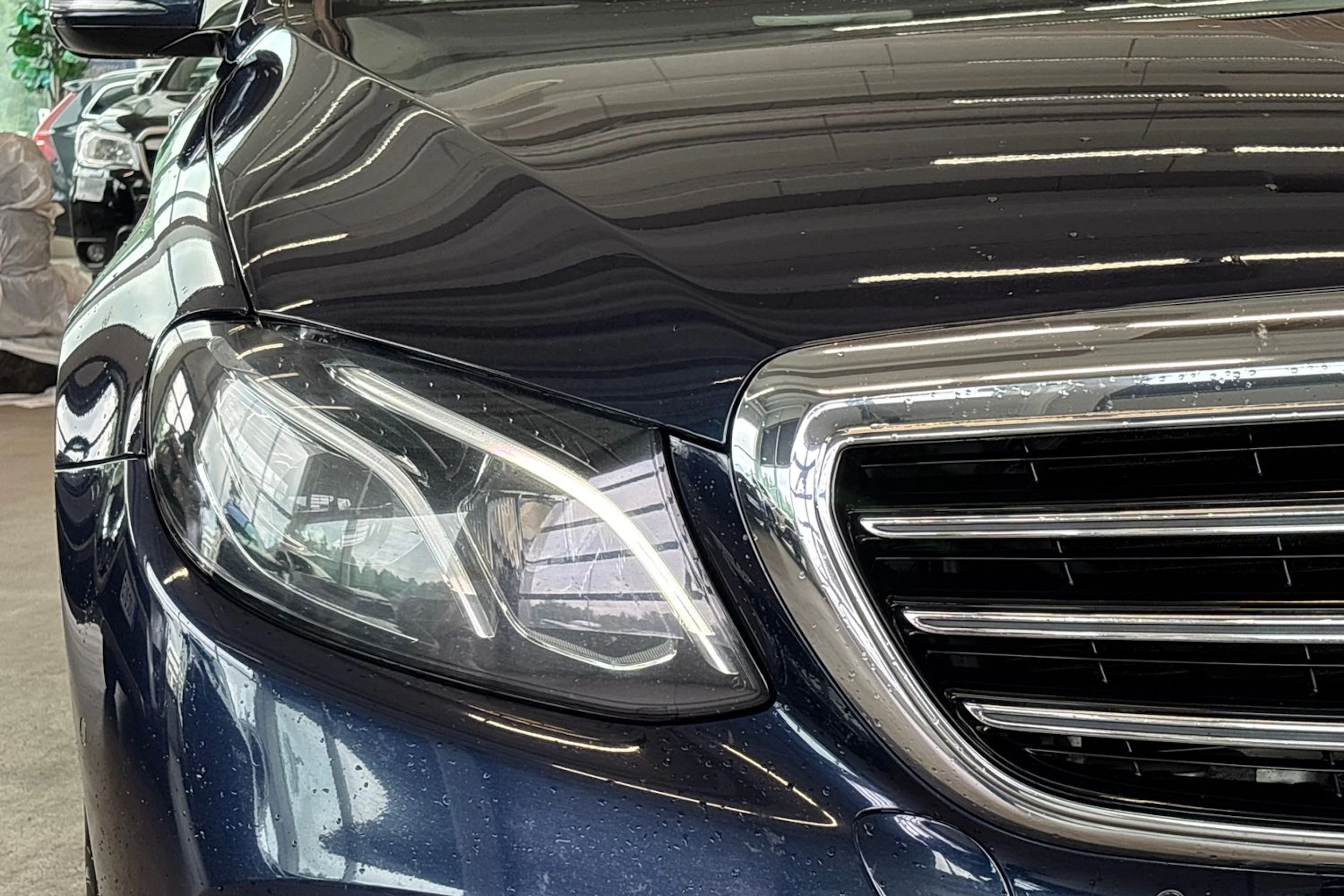 sininen Mercedes-Benz E 2017 kuva 11.