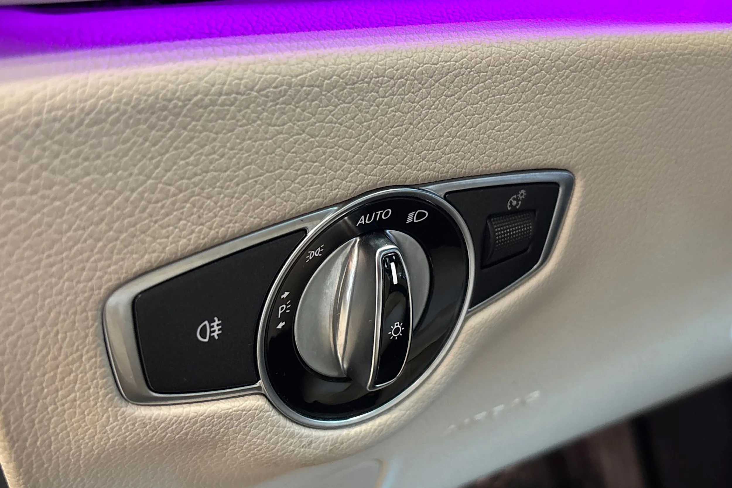 sininen Mercedes-Benz E 2017 kuva 15.