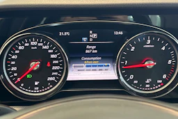 sininen Mercedes-Benz E 2017 kuva 26.