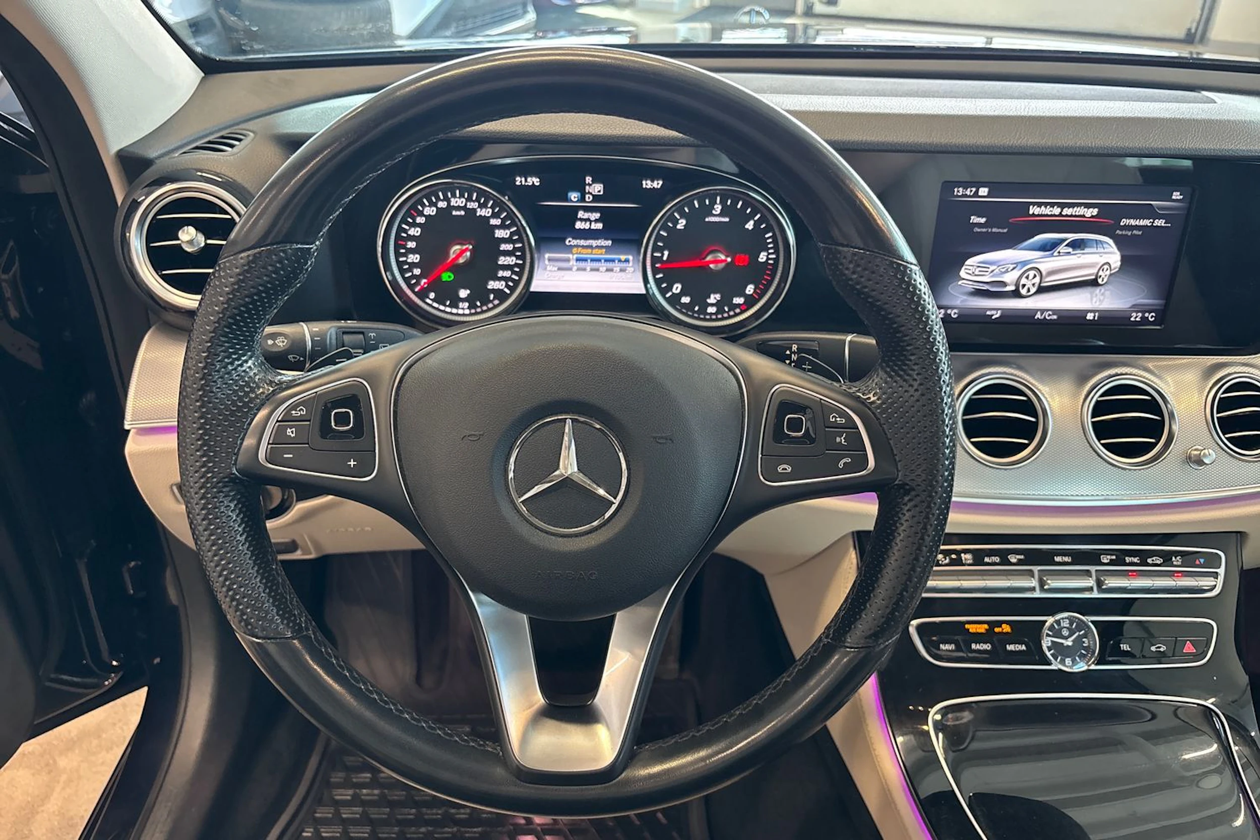 sininen Mercedes-Benz E 2017 kuva 27.
