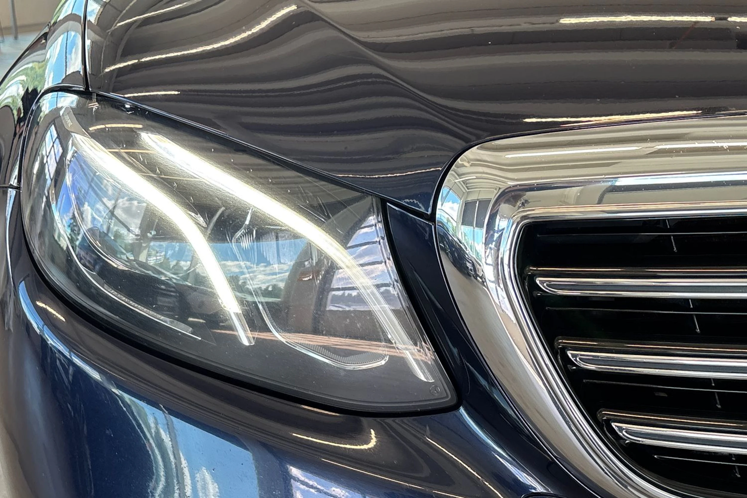 sininen Mercedes-Benz E 2017 kuva 28.