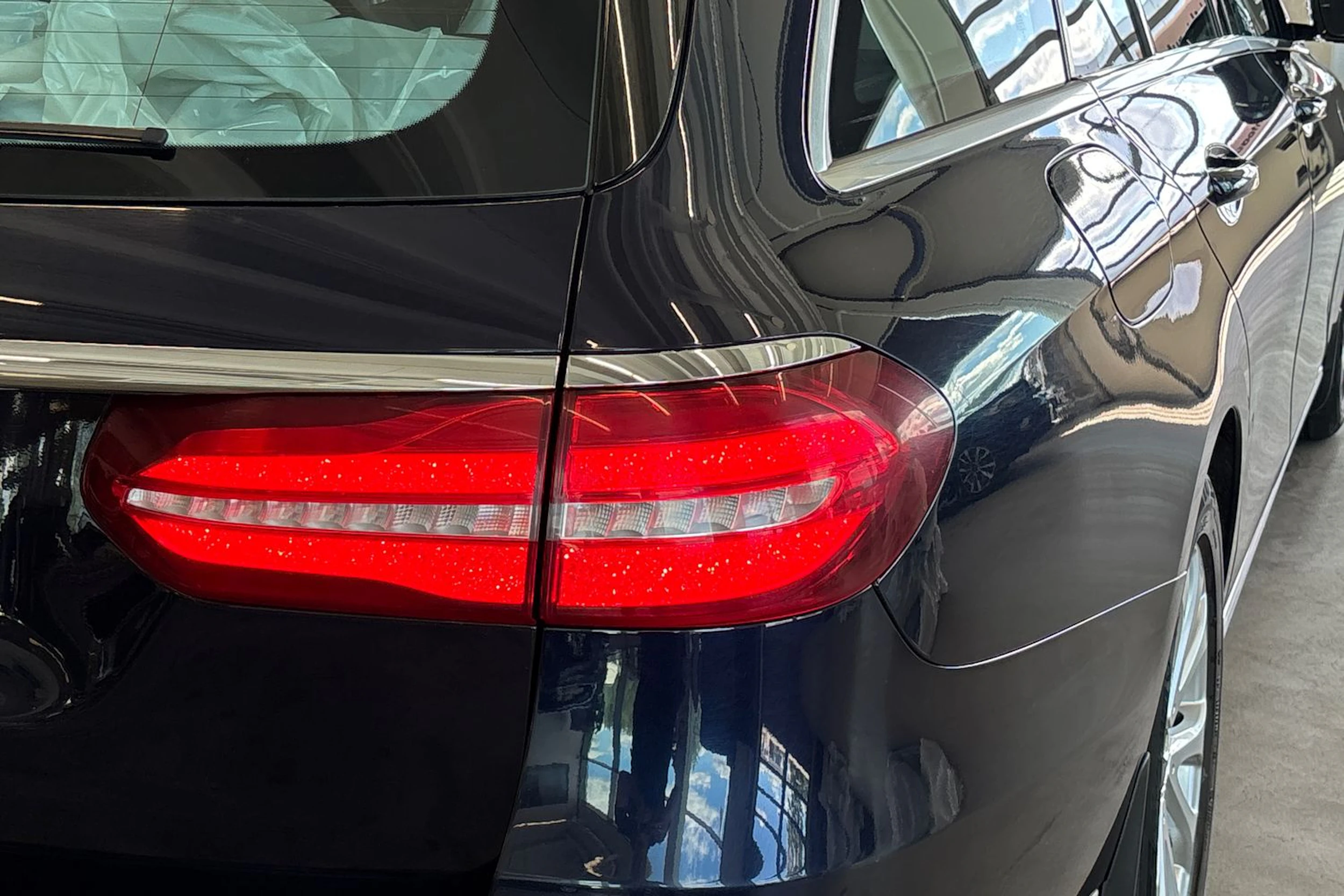 sininen Mercedes-Benz E 2017 kuva 29.