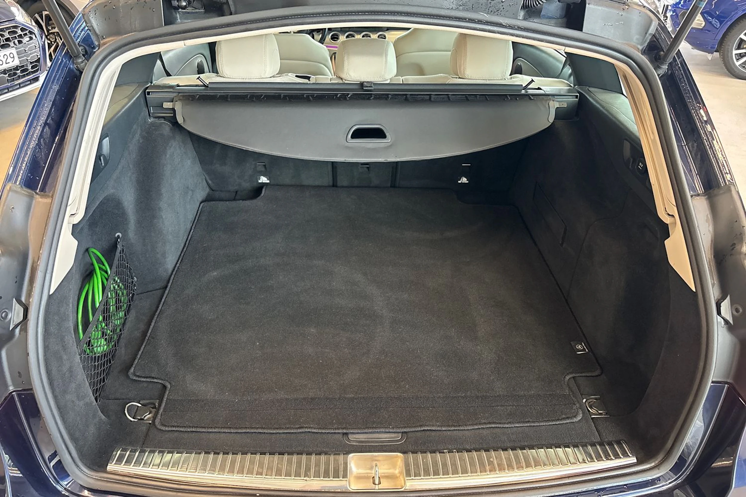 sininen Mercedes-Benz E 2017 kuva 33.