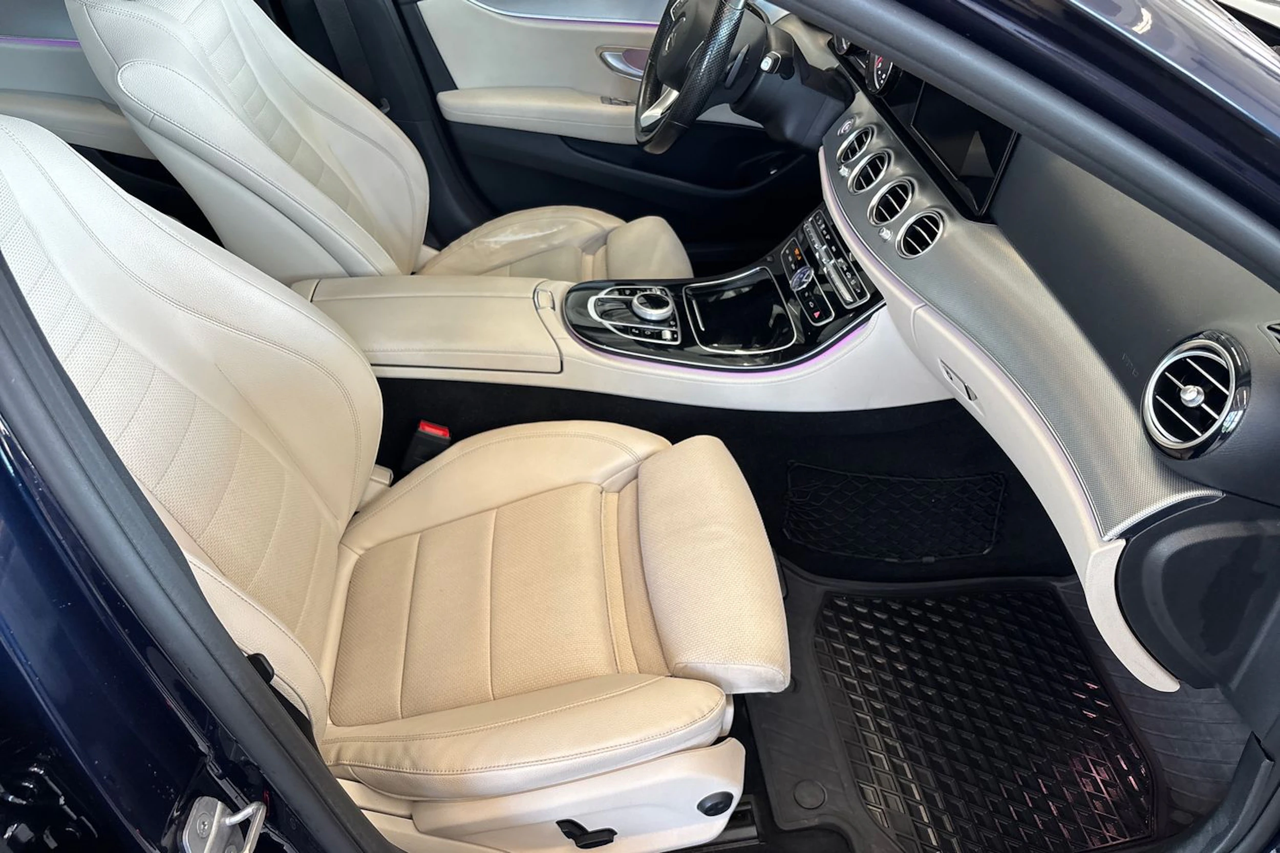 sininen Mercedes-Benz E 2017 kuva 35.