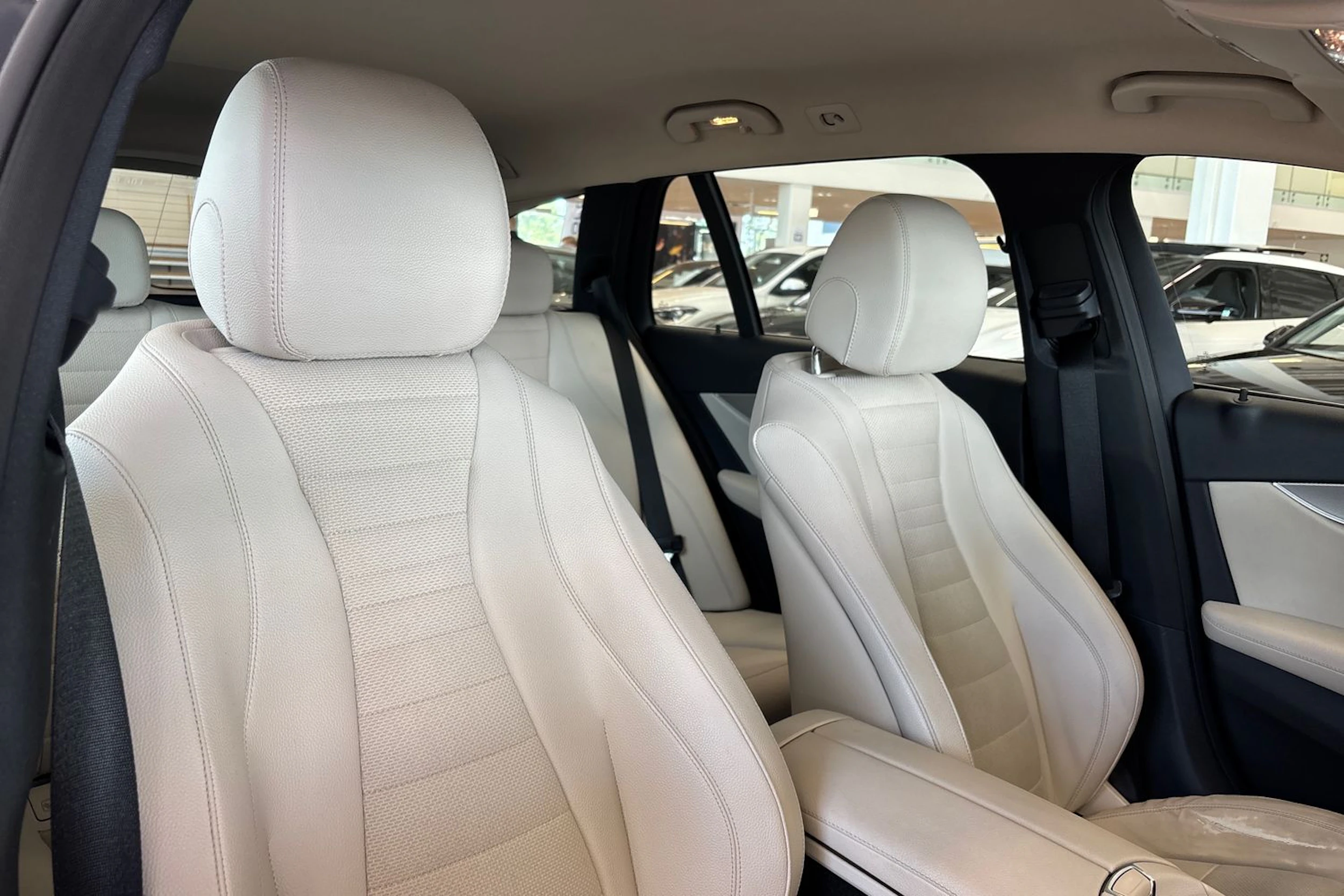 sininen Mercedes-Benz E 2017 kuva 36.