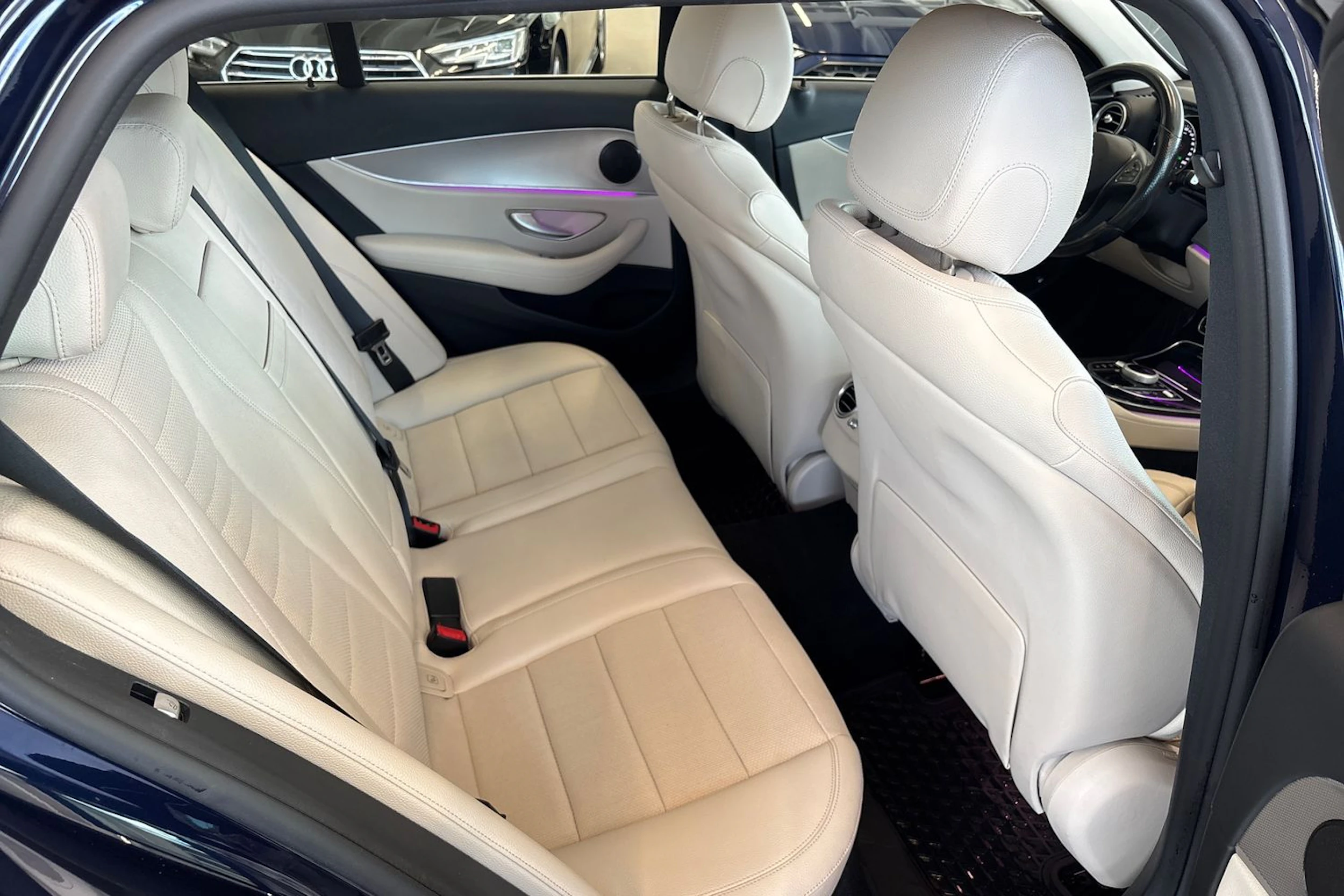 sininen Mercedes-Benz E 2017 kuva 37.