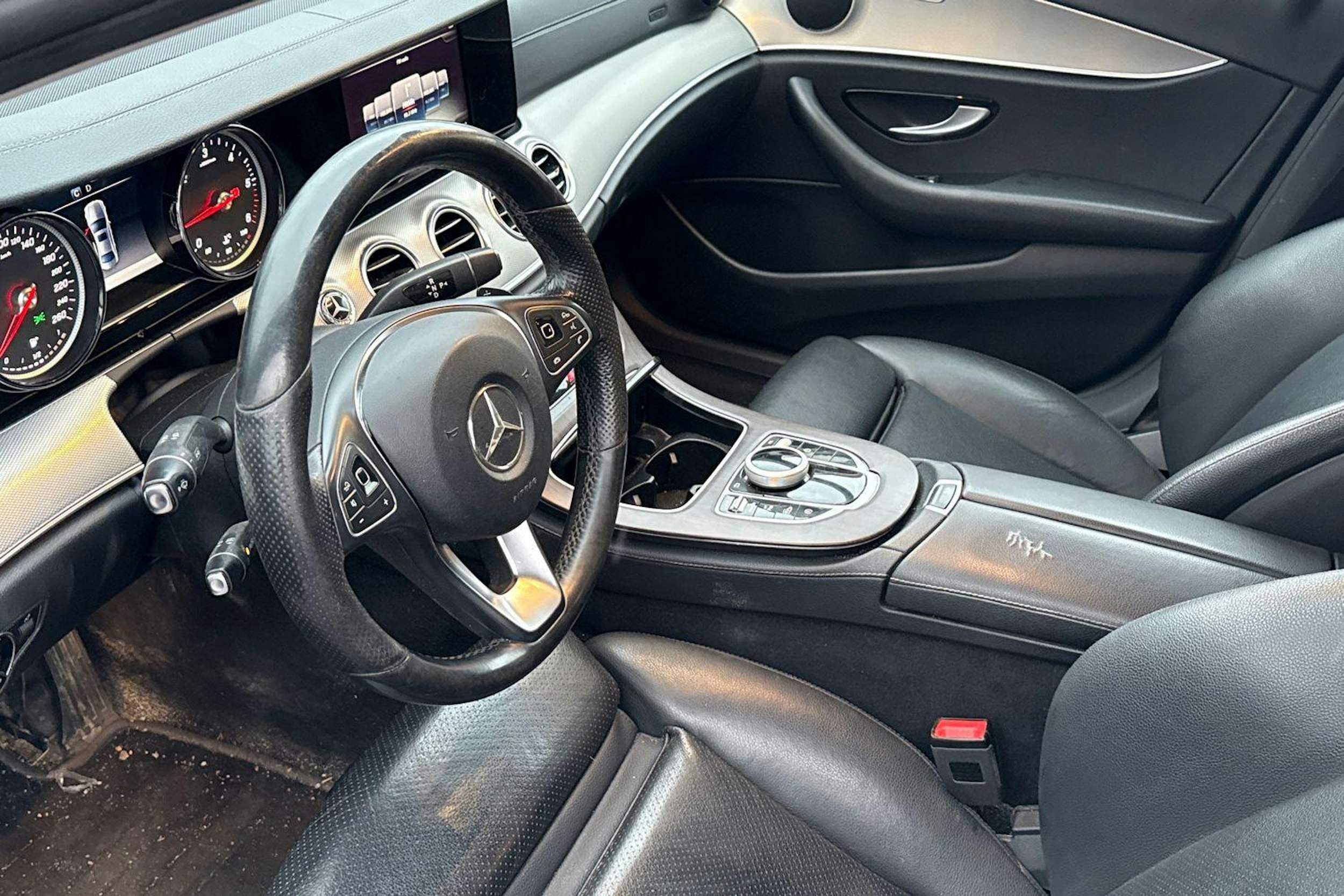 musta Mercedes-Benz E 2017 kuva 3.