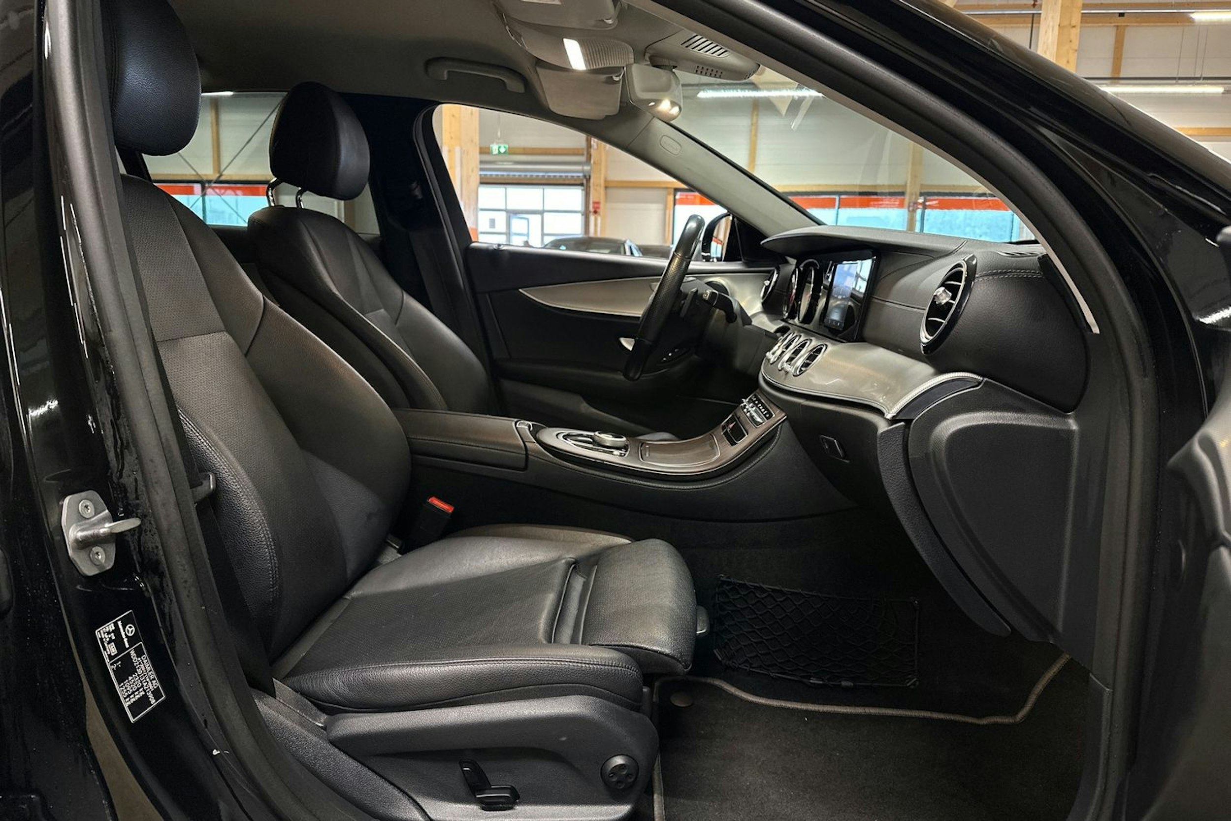 musta Mercedes-Benz E 2017 kuva 14.