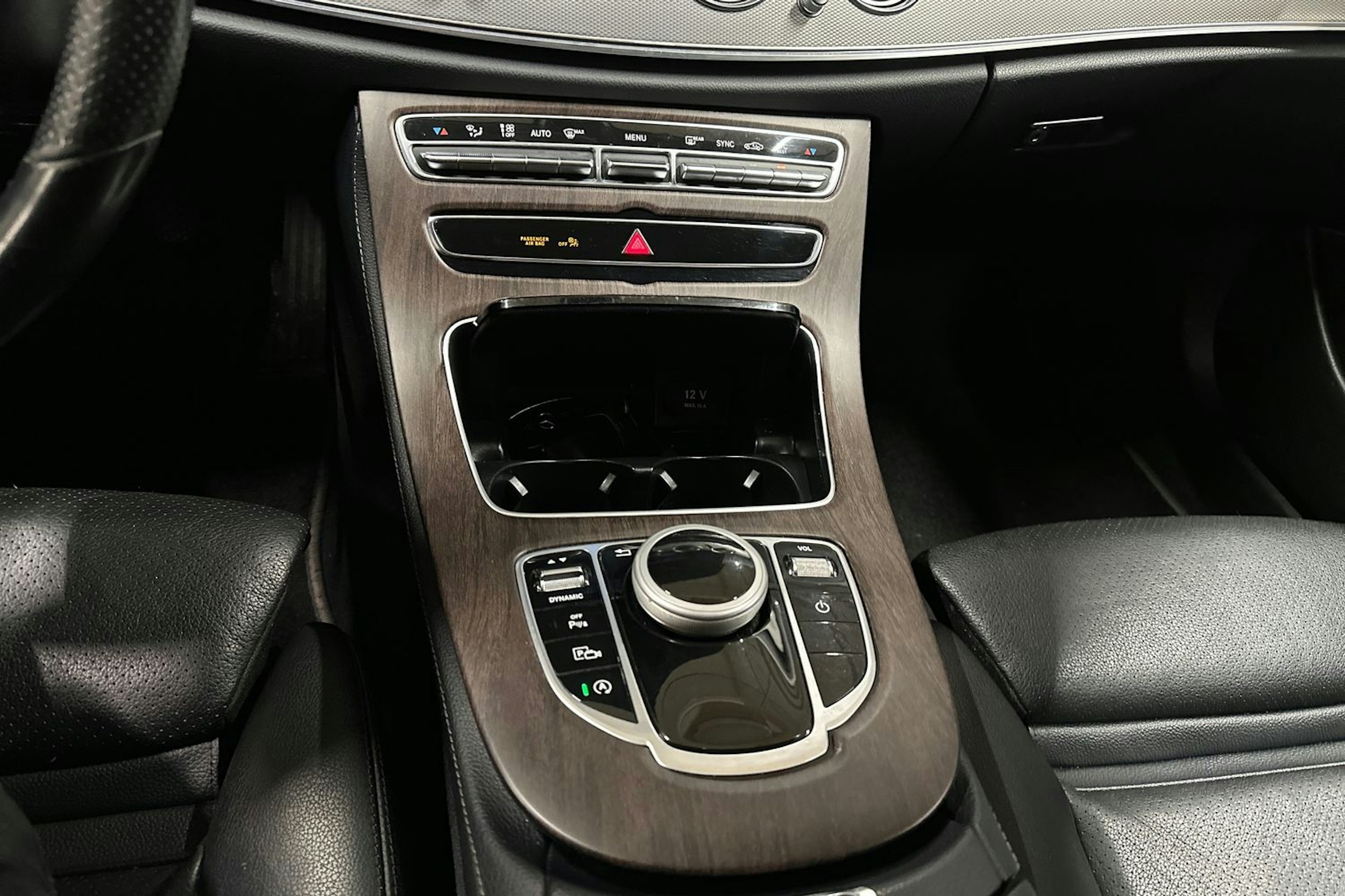 musta Mercedes-Benz E 2017 kuva 19.