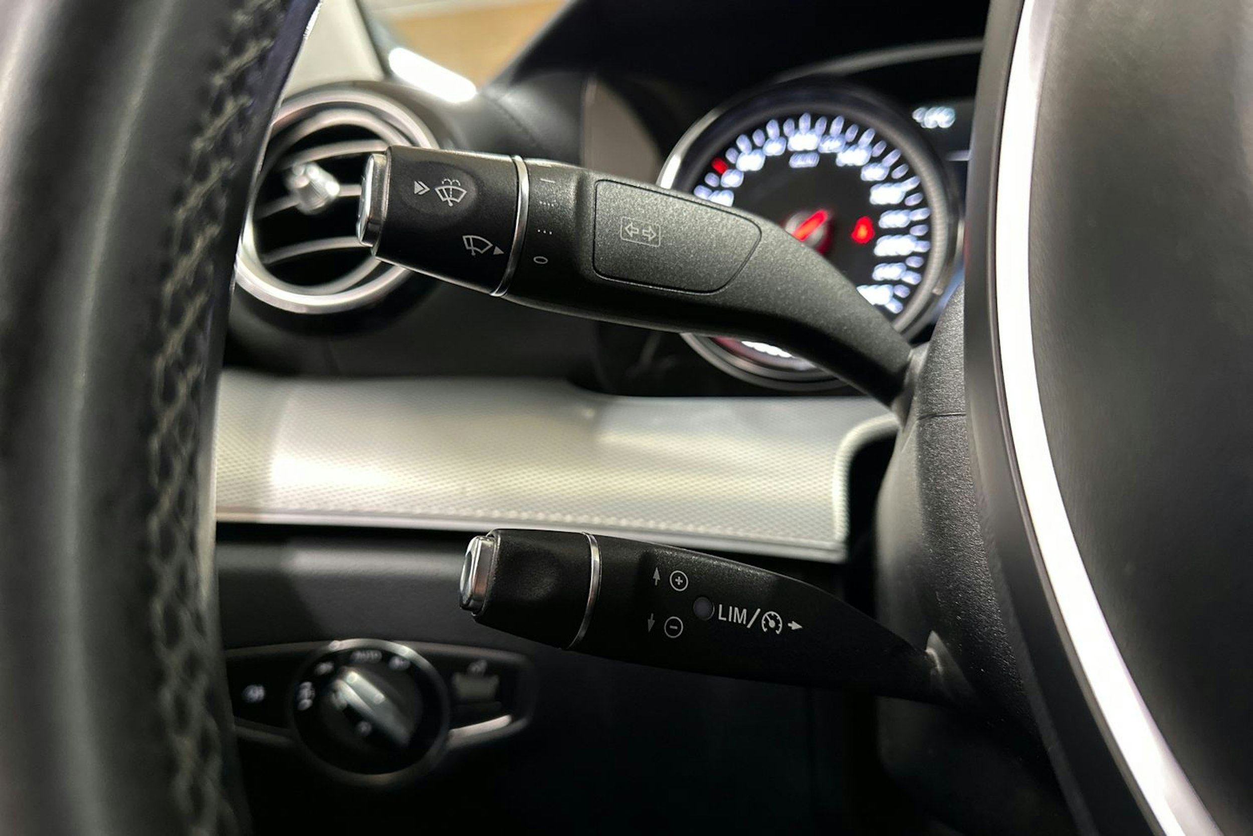 musta Mercedes-Benz E 2017 kuva 22.