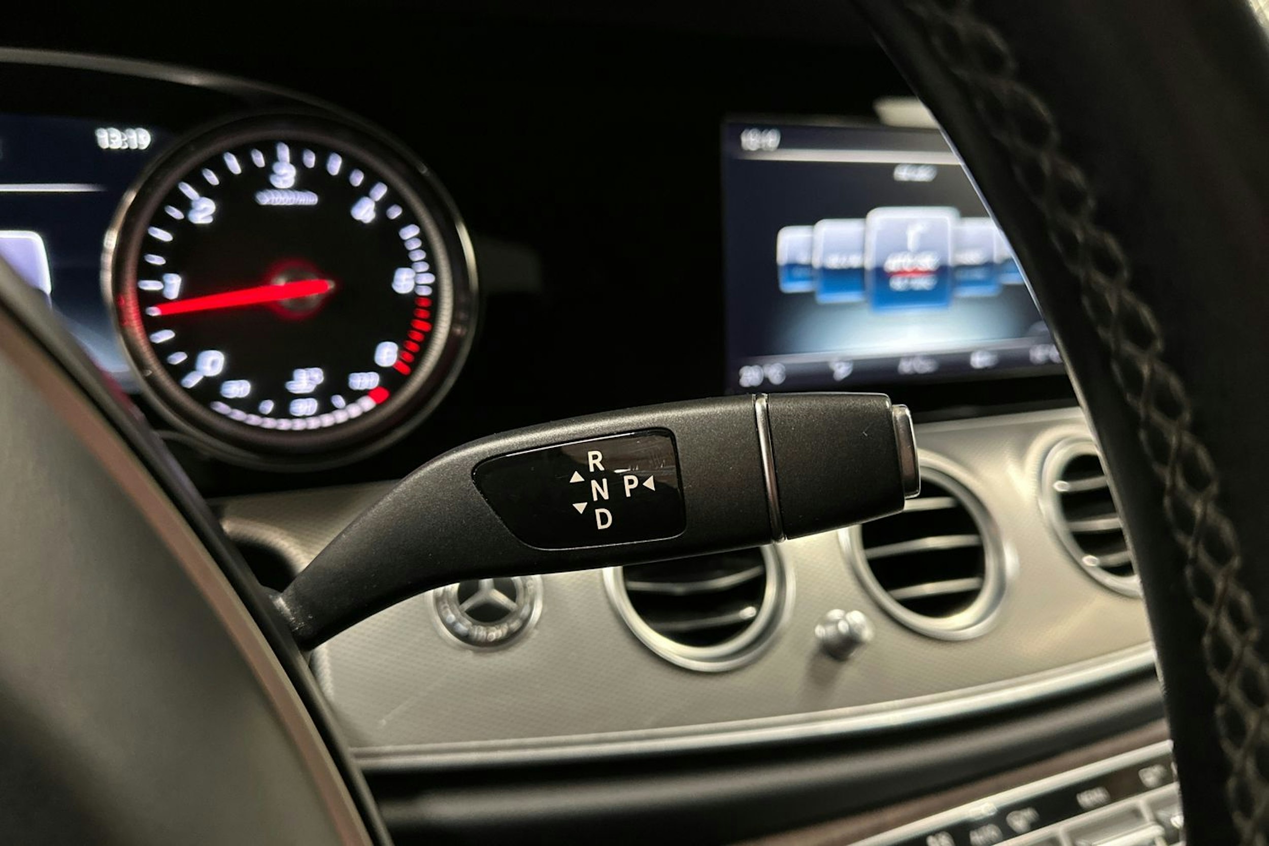 musta Mercedes-Benz E 2017 kuva 23.