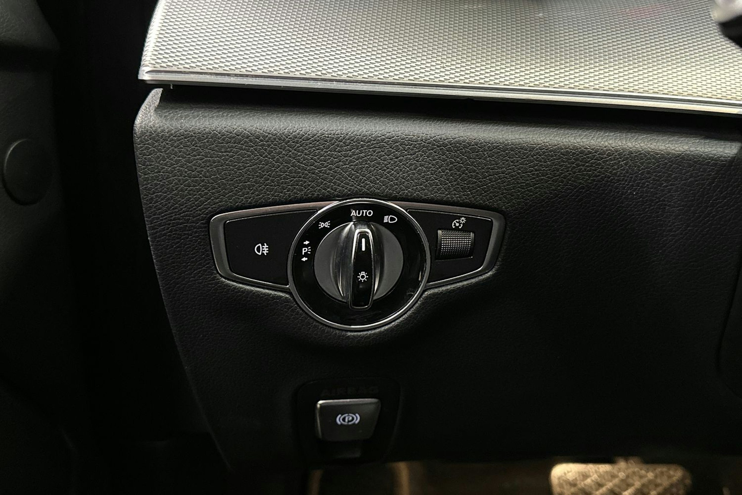 musta Mercedes-Benz E 2017 kuva 24.