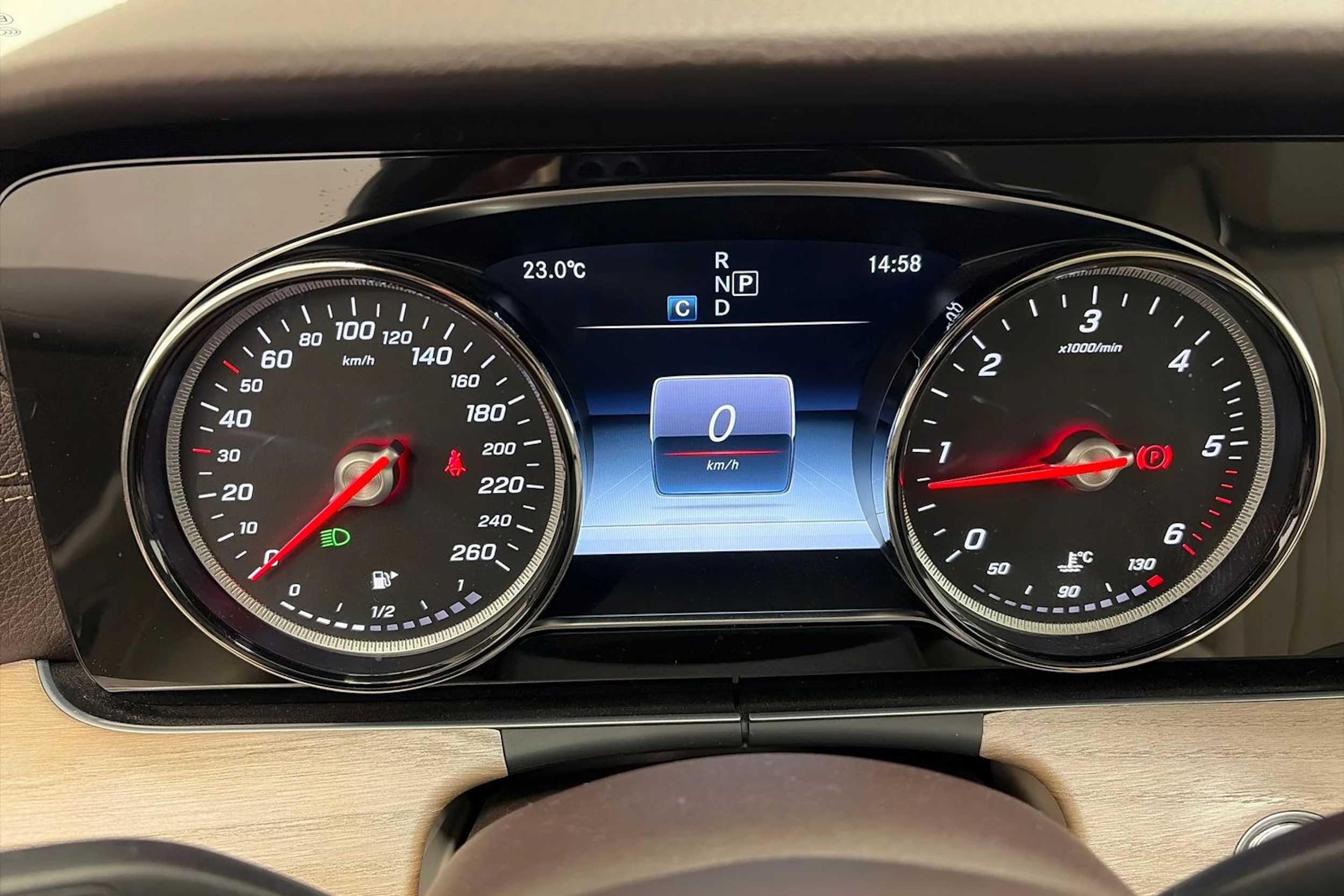 met. hopea Mercedes-Benz E 2017 kuva 14.