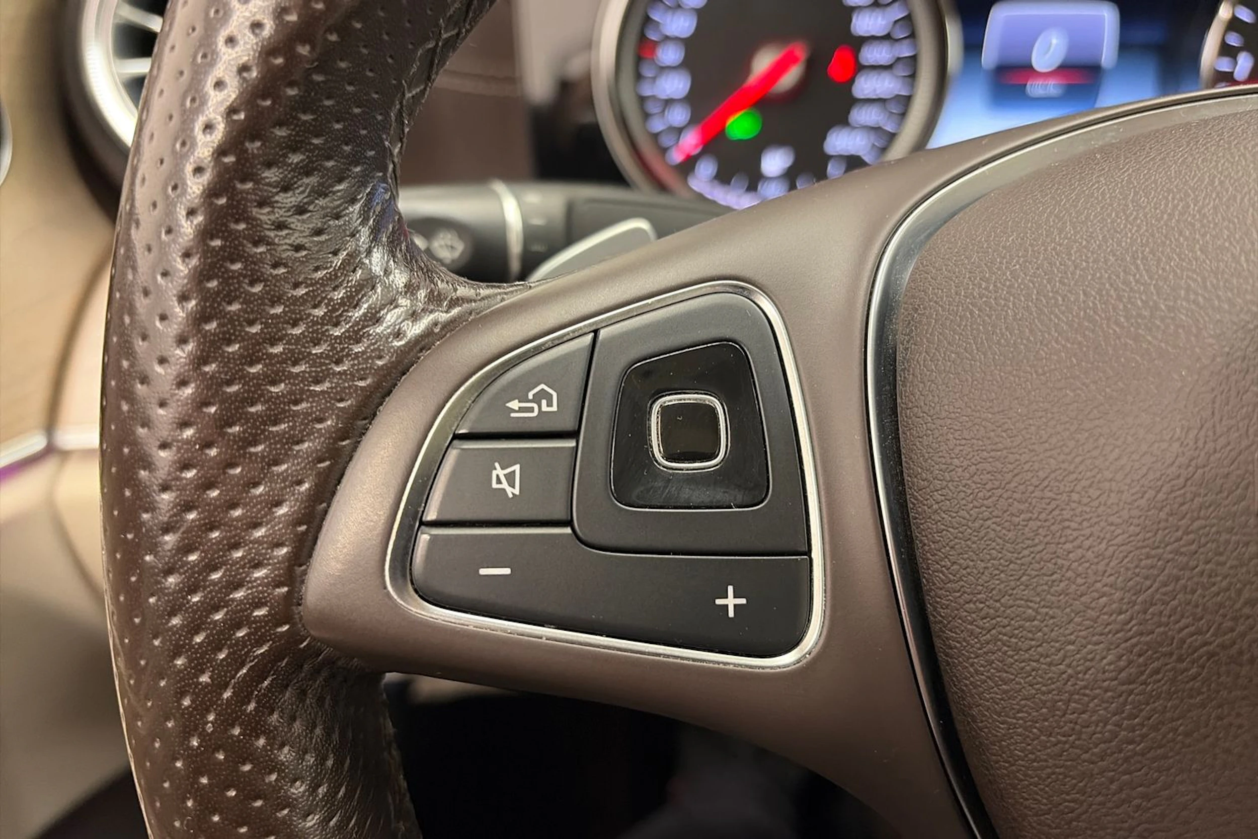 met. hopea Mercedes-Benz E 2017 kuva 15.