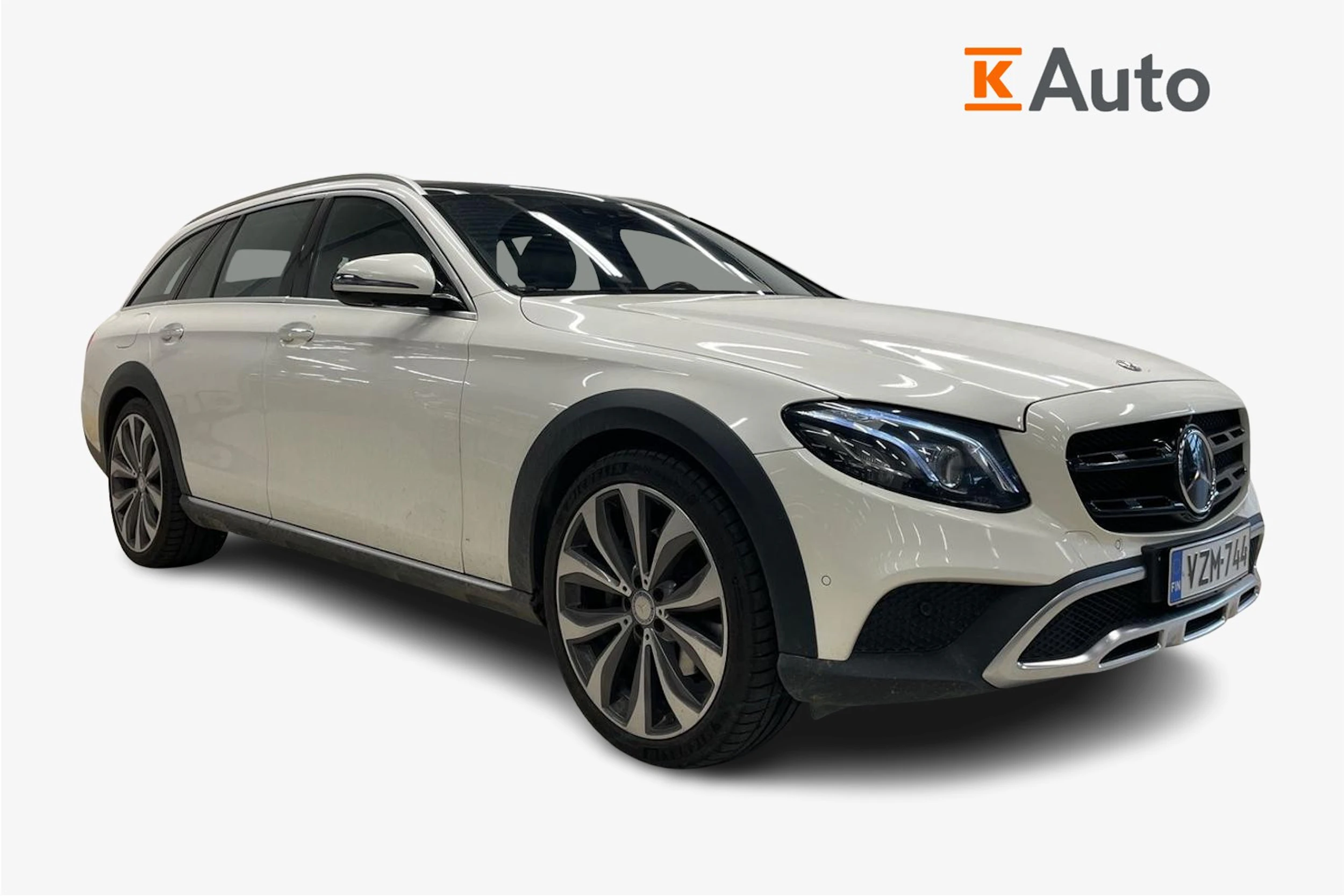 Valkoinen Mercedes-Benz E 2017 kuva 1.