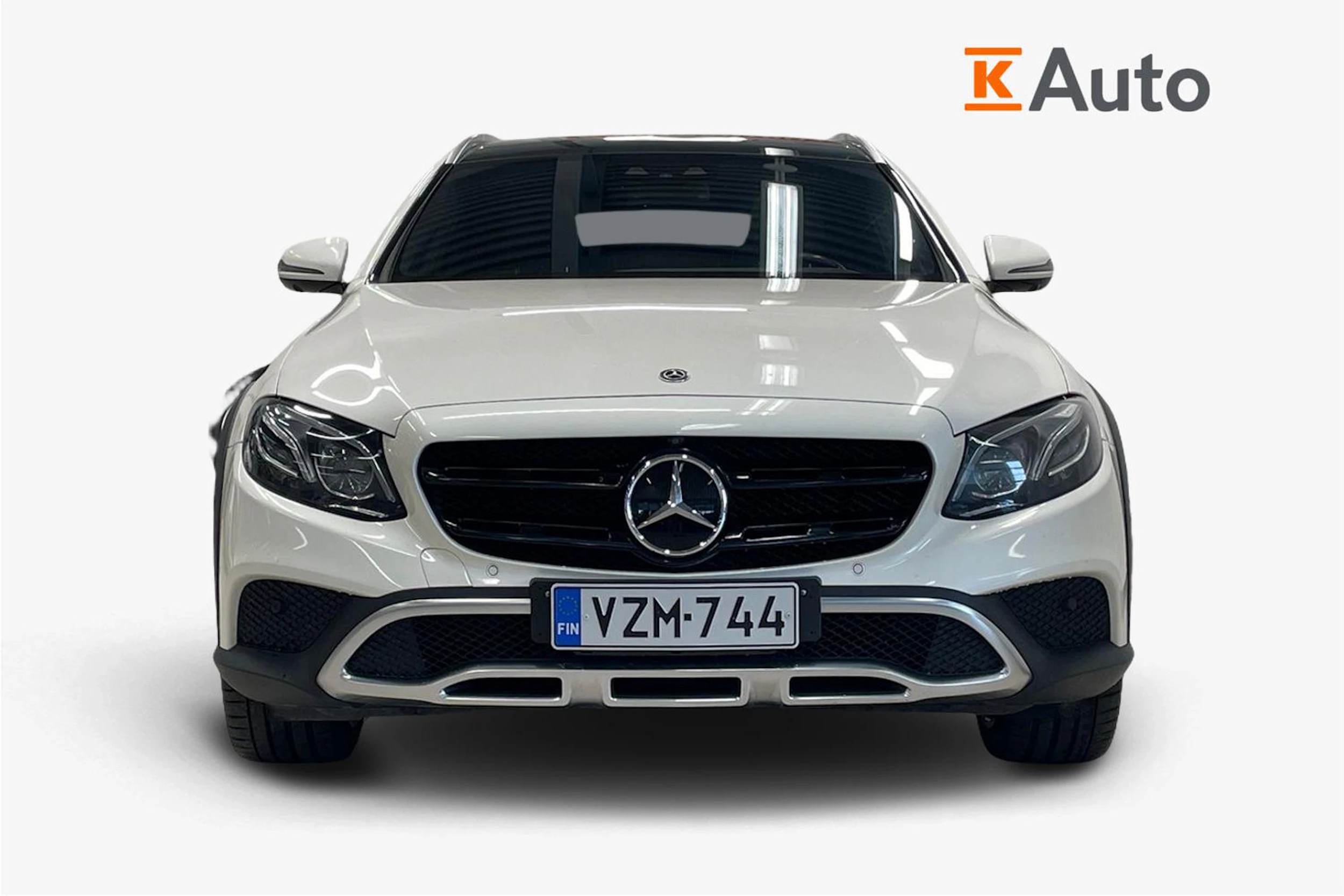 Valkoinen Mercedes-Benz E 2017 kuva 5.