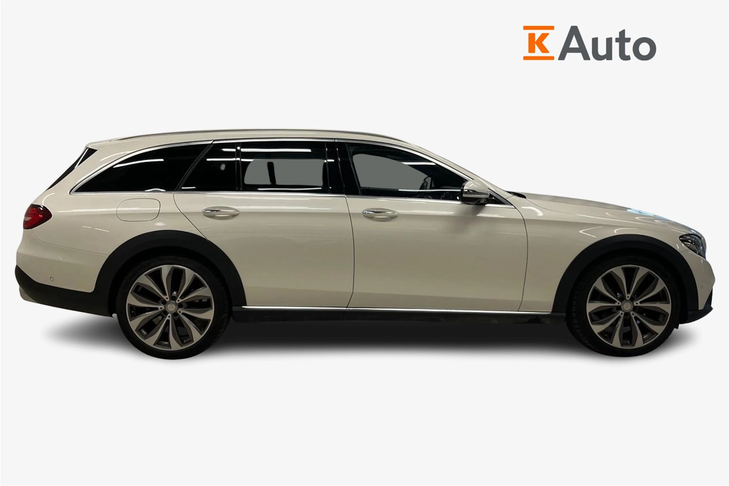 Valkoinen Mercedes-Benz E 2017 kuva 7.