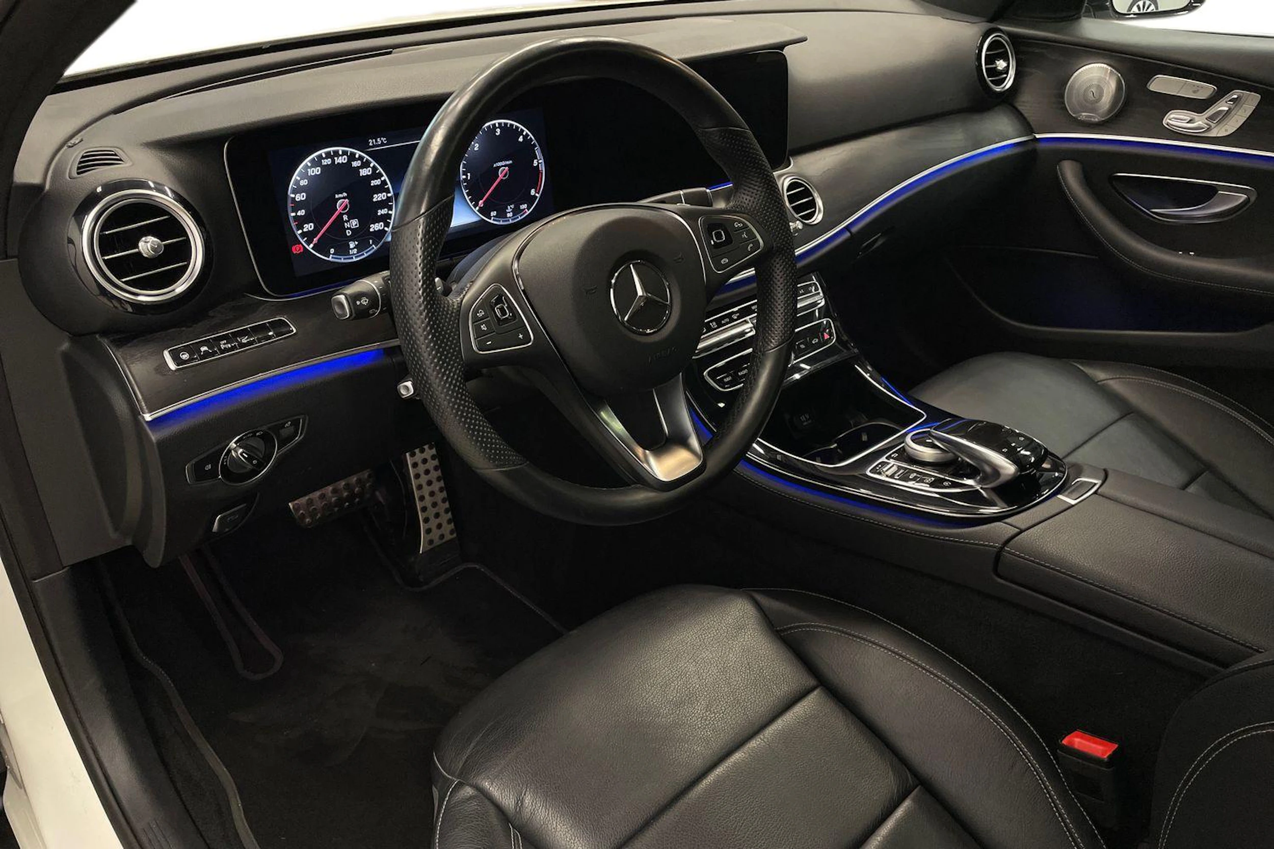 Valkoinen Mercedes-Benz E 2017 kuva 8.