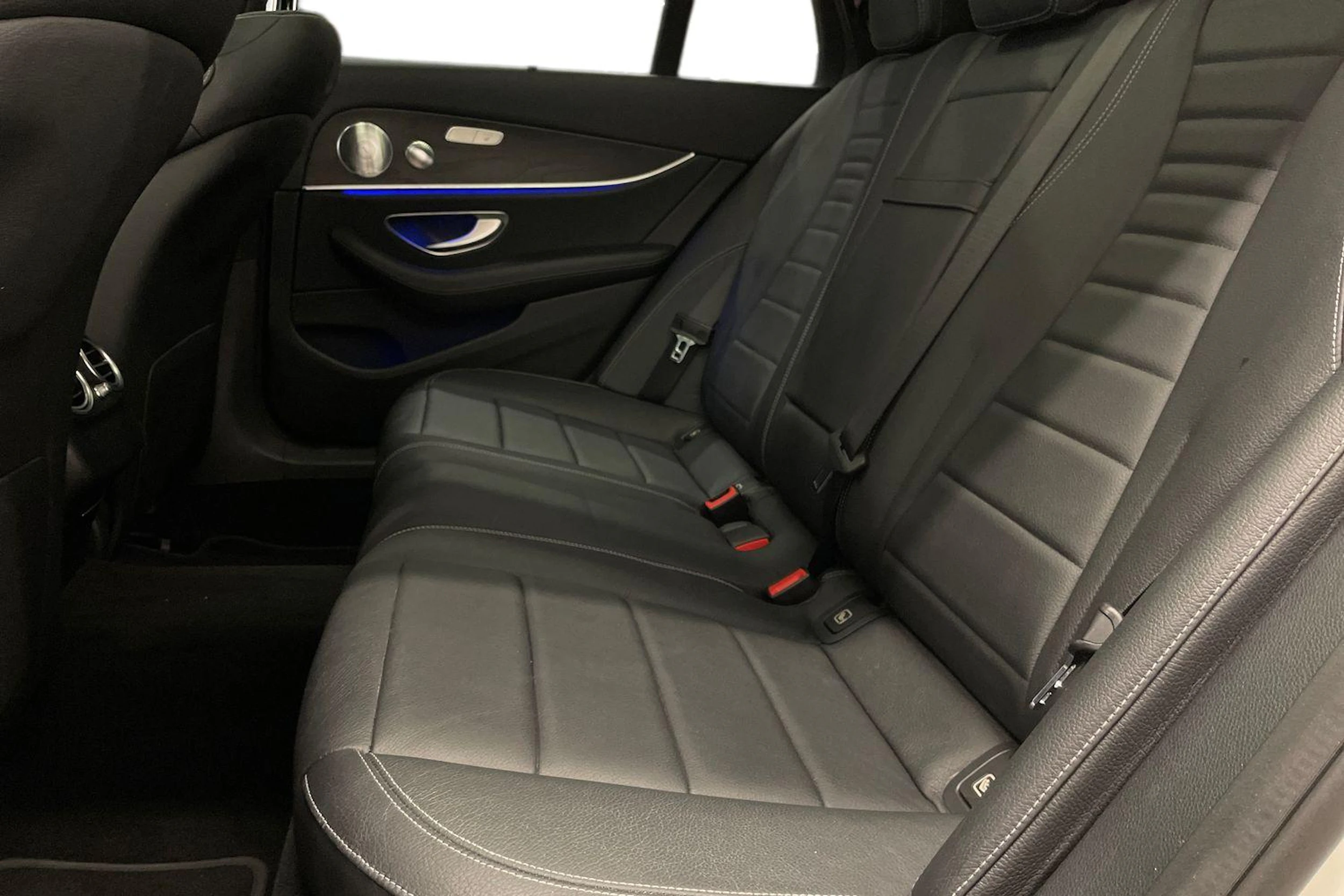 Valkoinen Mercedes-Benz E 2017 kuva 11.