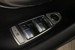 Valkoinen Mercedes-Benz E 2017 kuva 15.