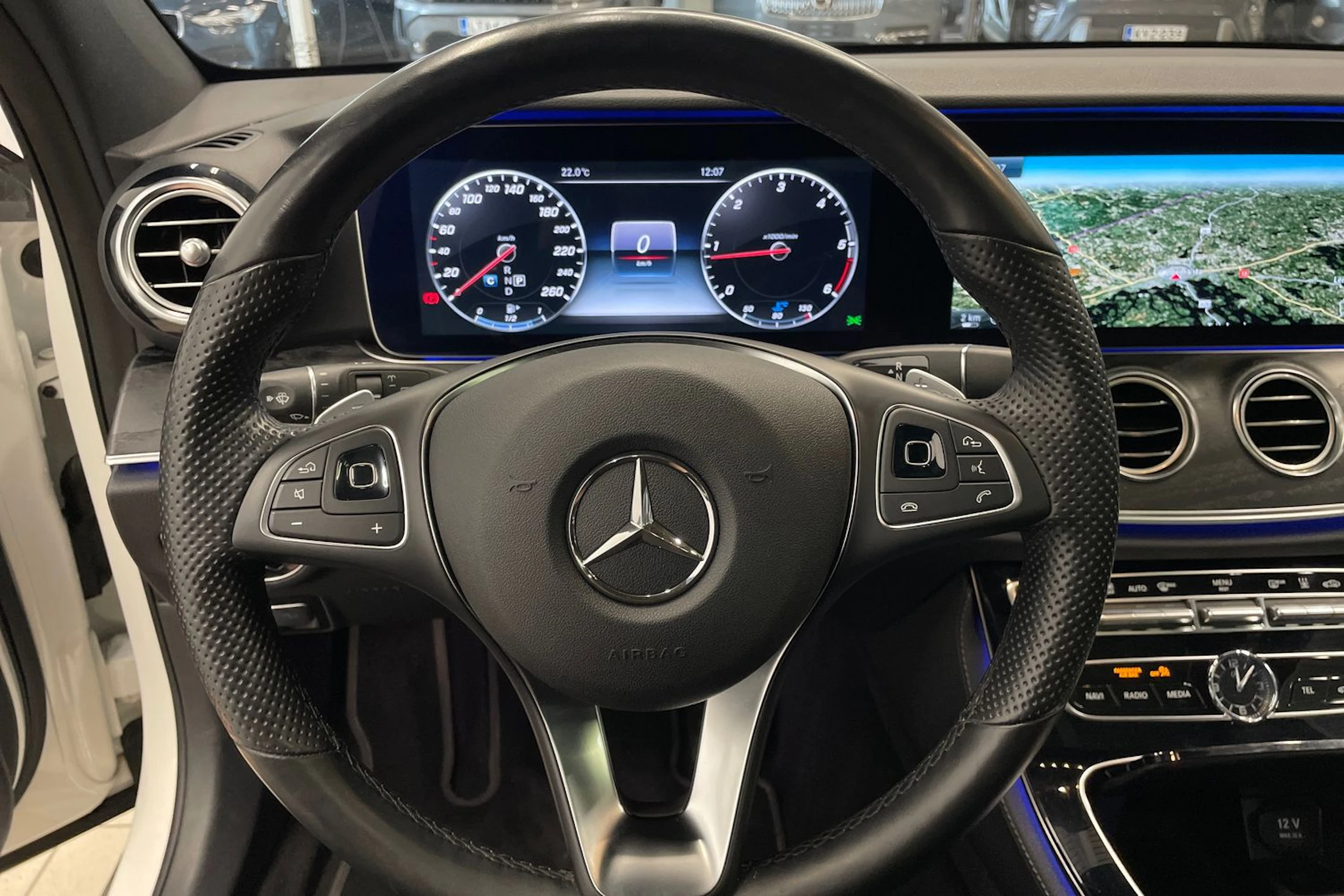 Valkoinen Mercedes-Benz E 2017 kuva 17.