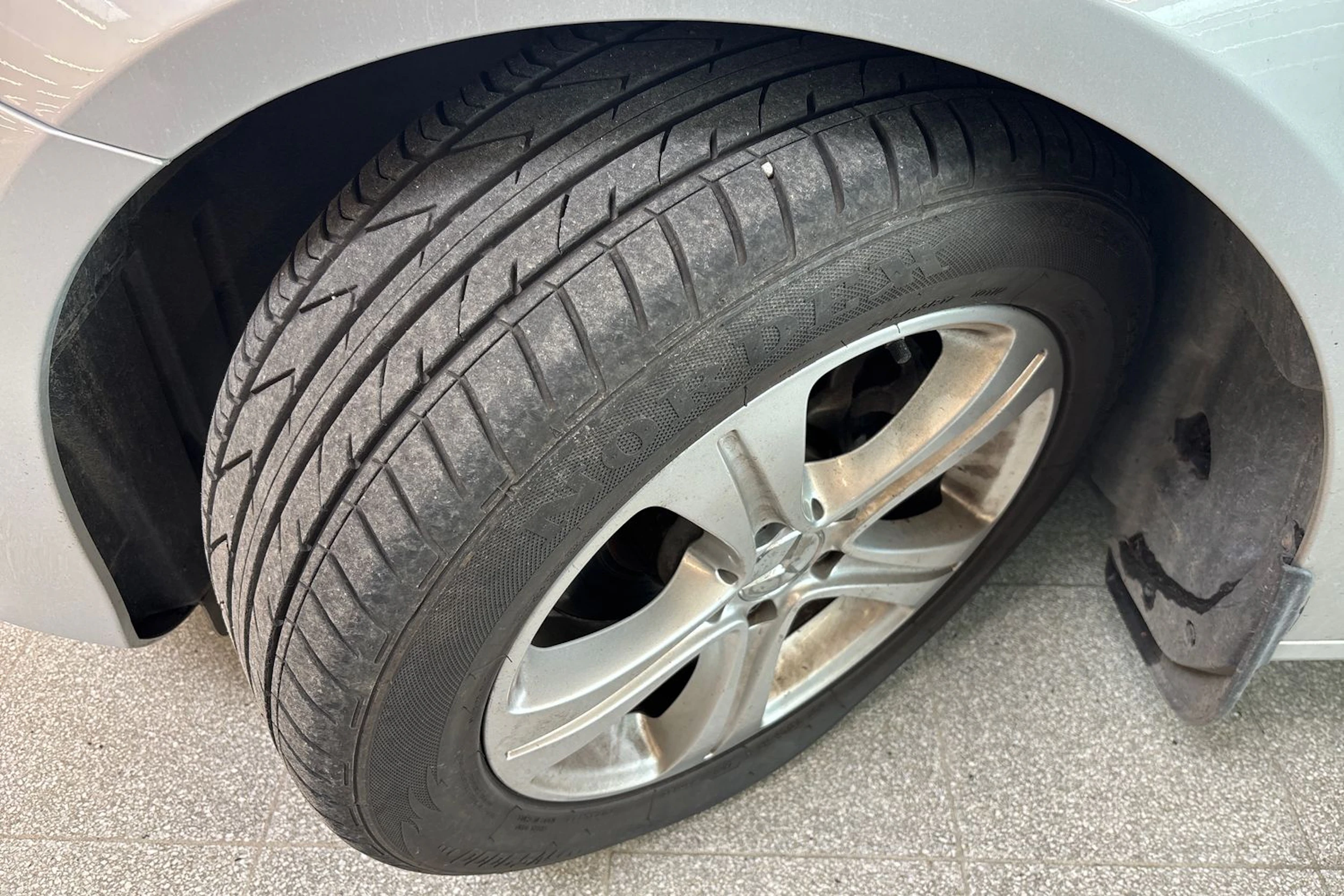 harmaa Mercedes-Benz E 2017 kuva 12.