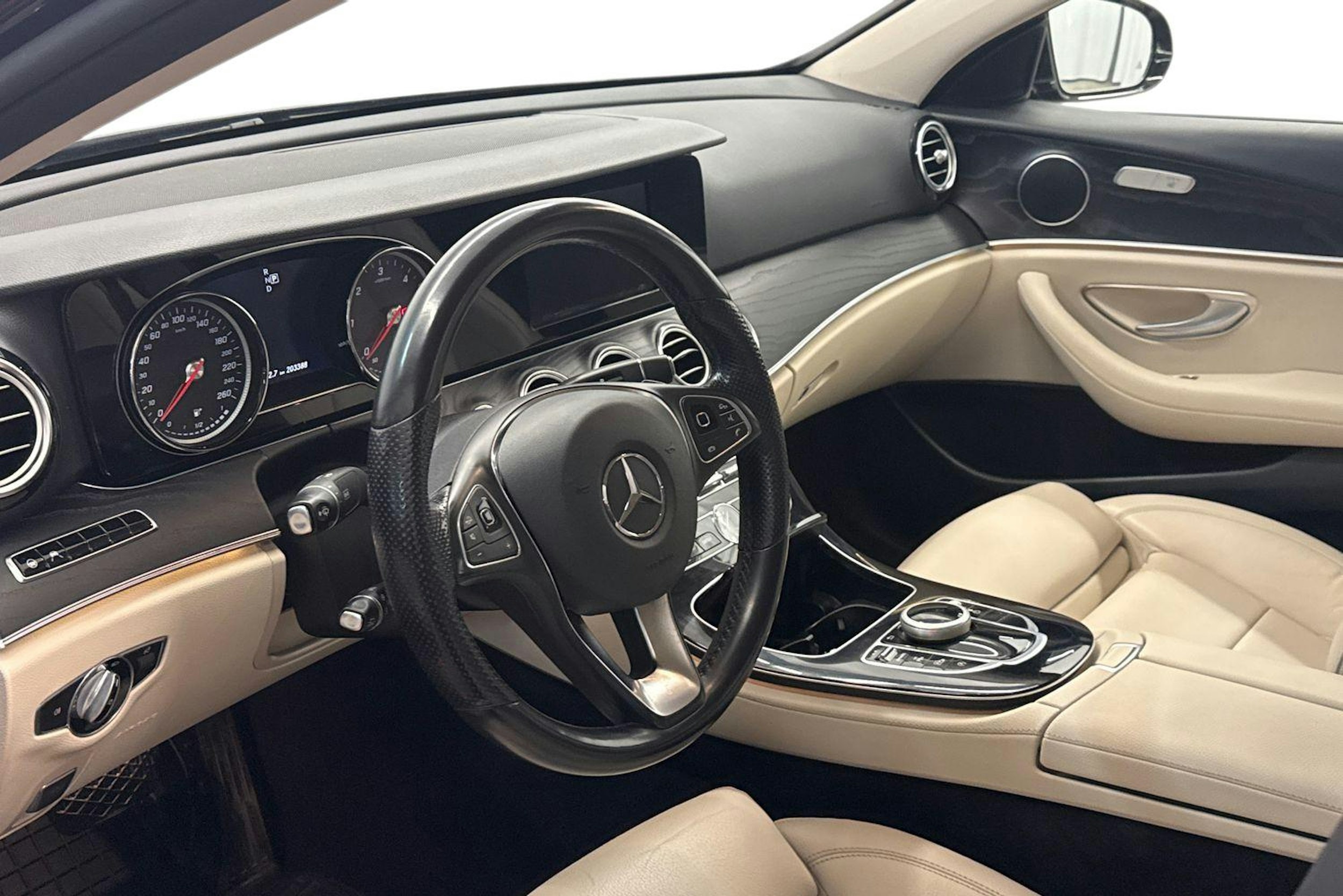 musta Mercedes-Benz E 2017 kuva 7.