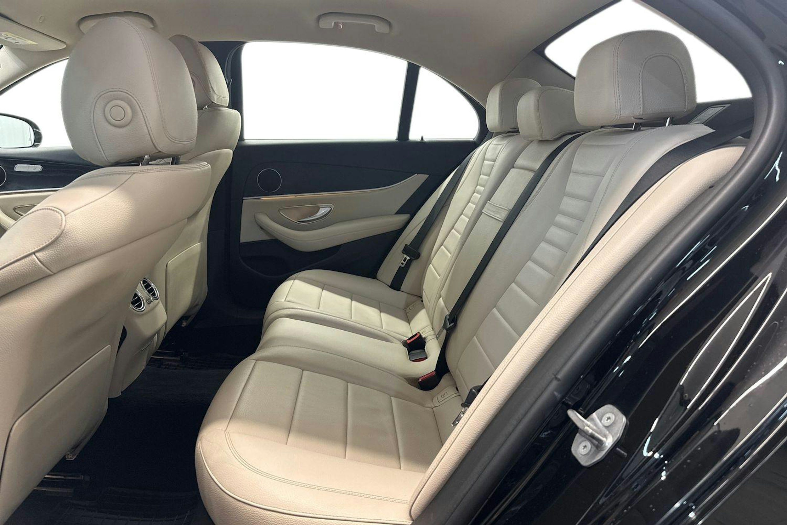 musta Mercedes-Benz E 2017 kuva 10.