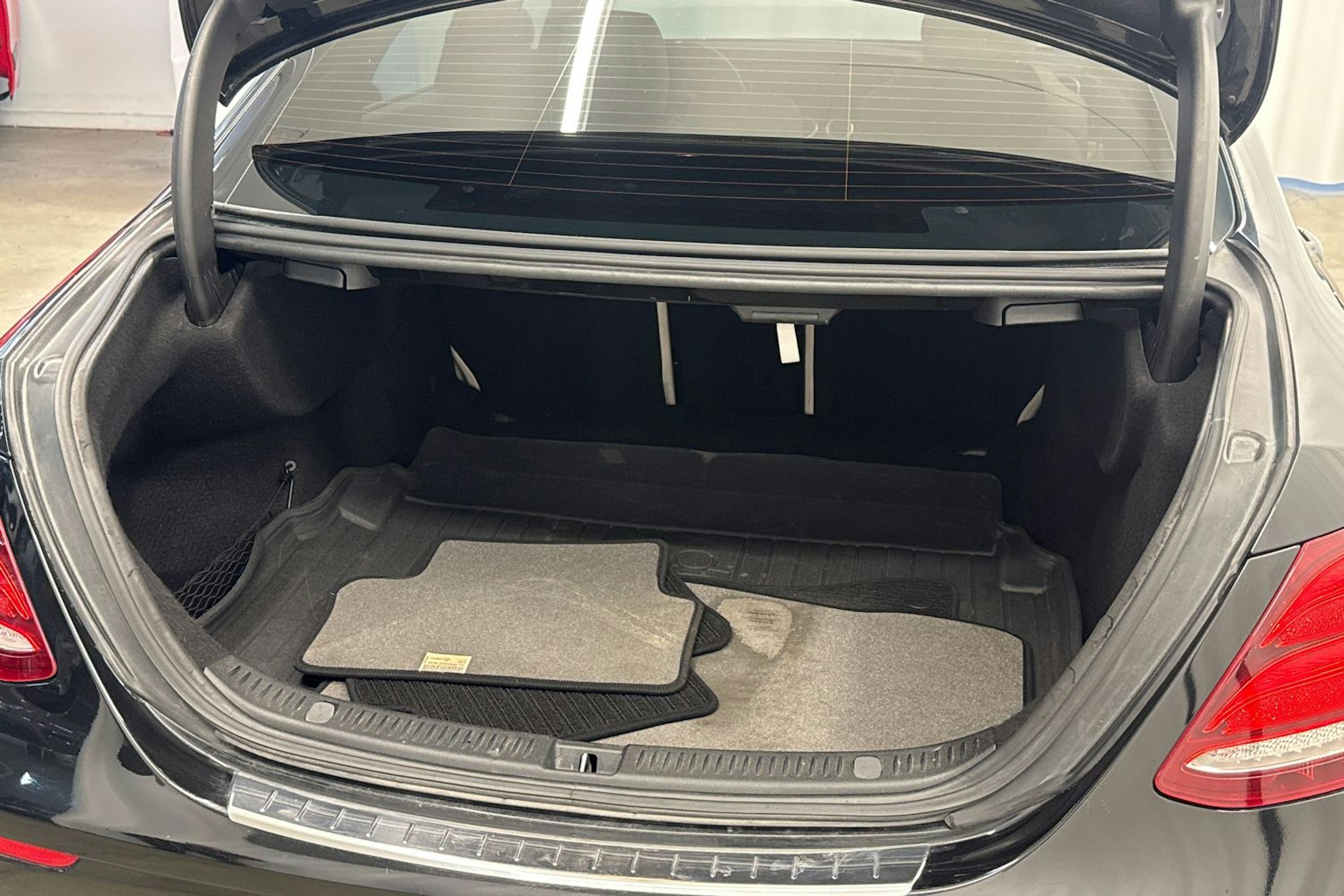 musta Mercedes-Benz E 2017 kuva 15.