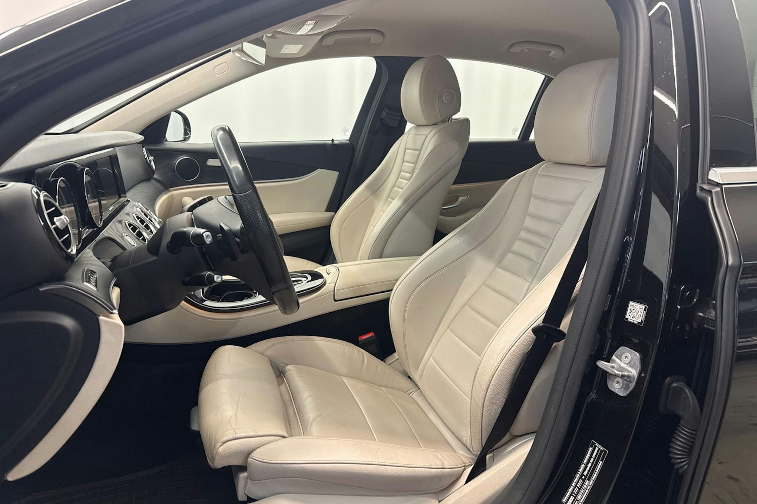 musta Mercedes-Benz E 2017 kuva 16.