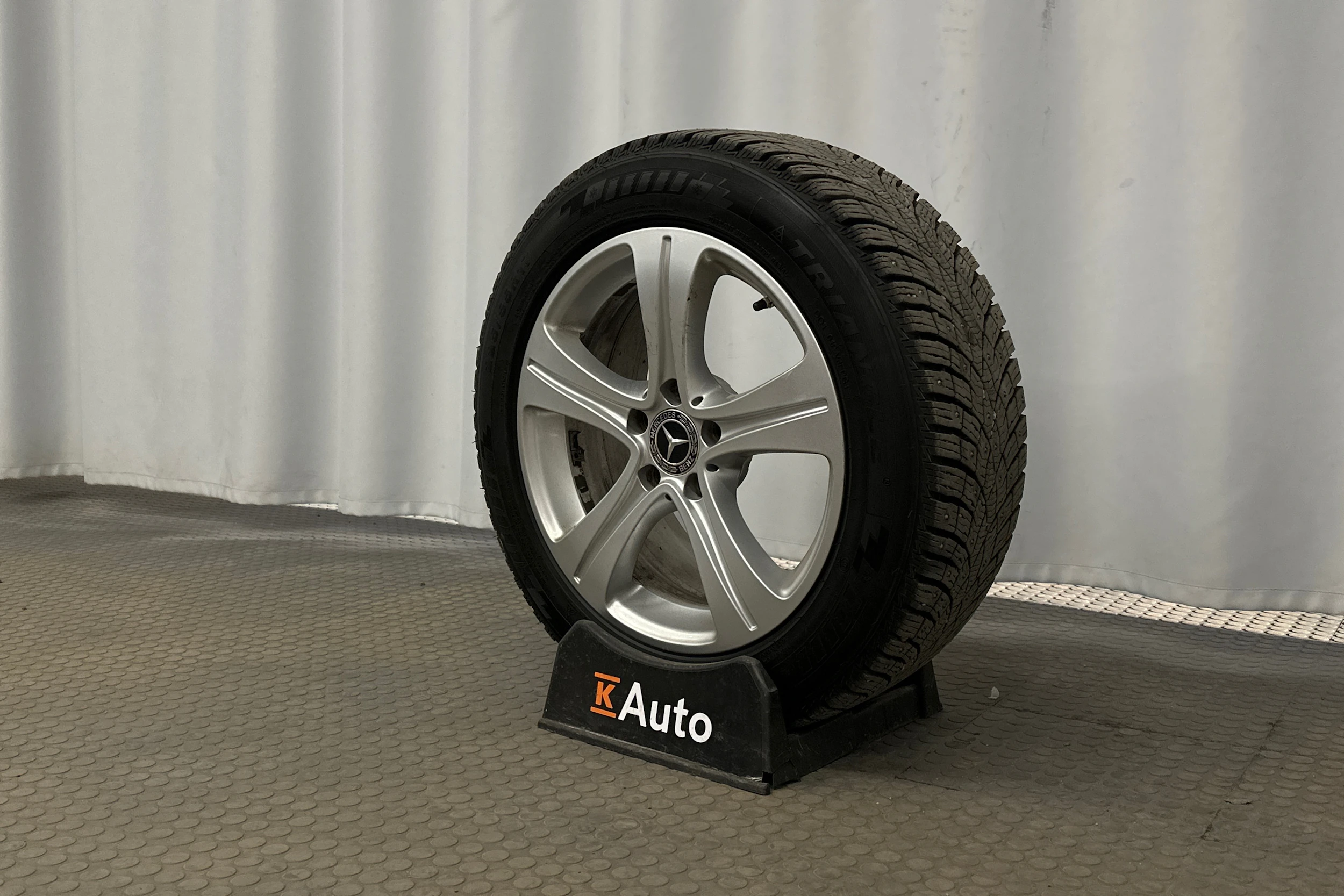musta Mercedes-Benz E 2017 kuva 10.
