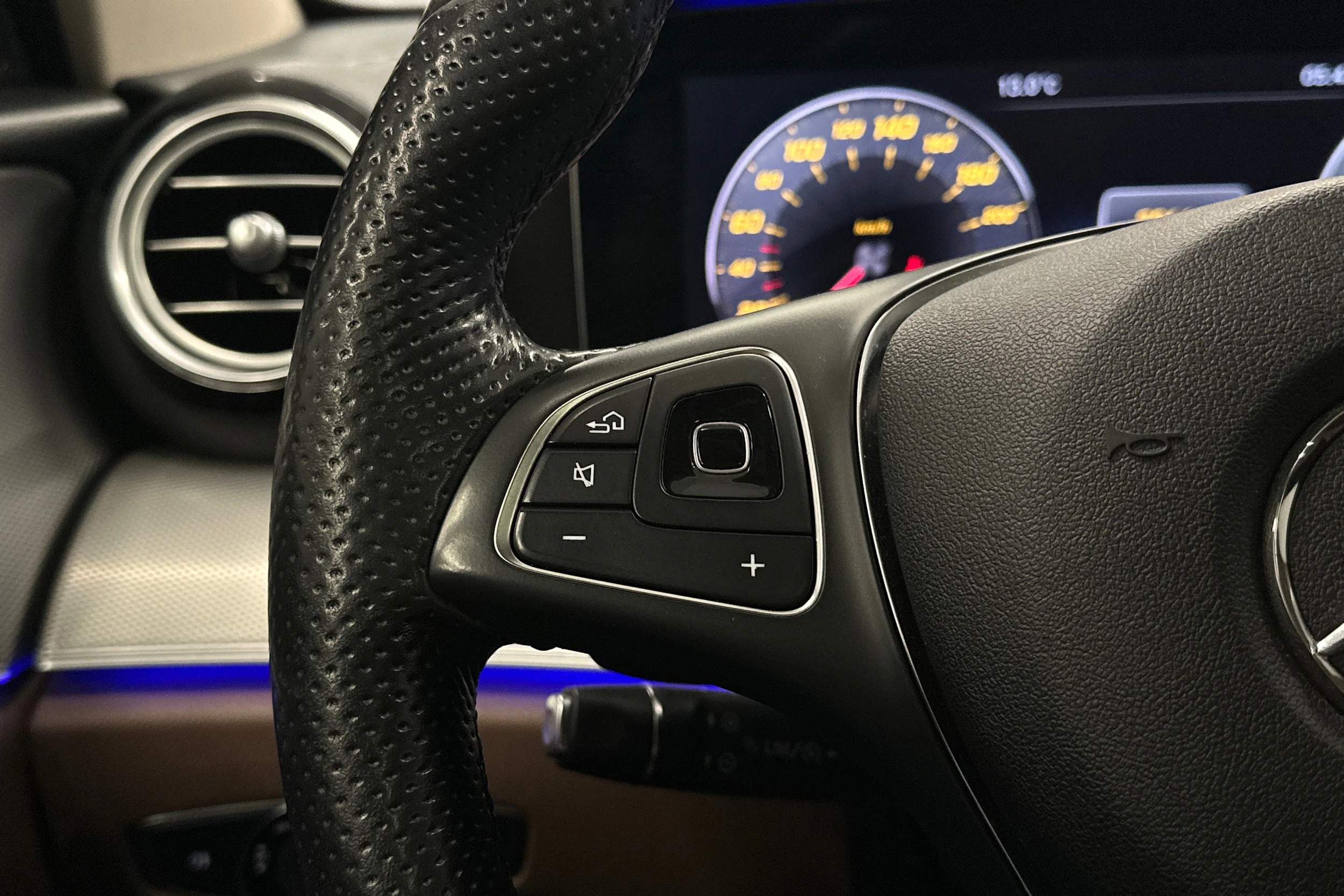 musta Mercedes-Benz E 2017 kuva 11.