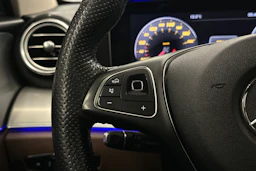 musta Mercedes-Benz E 2017 kuva 11.