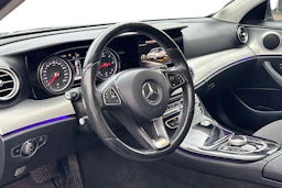 musta Mercedes-Benz E 2017 kuva 3.