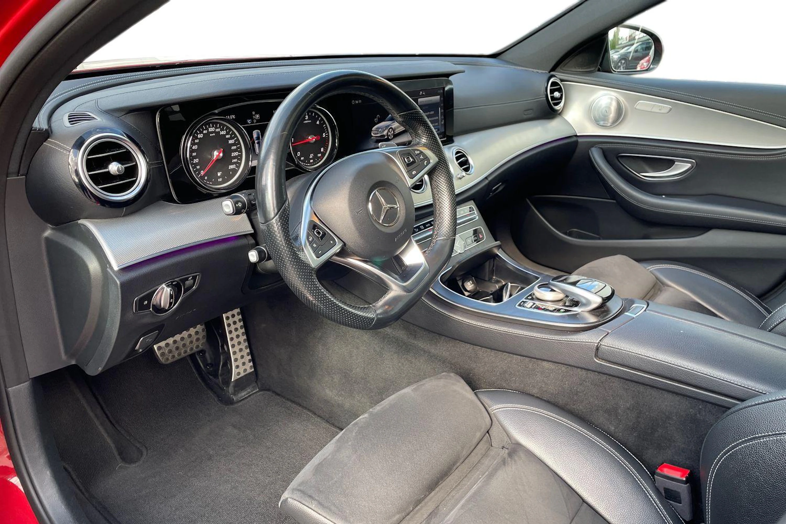 punainen Mercedes-Benz E 2018 kuva 3.