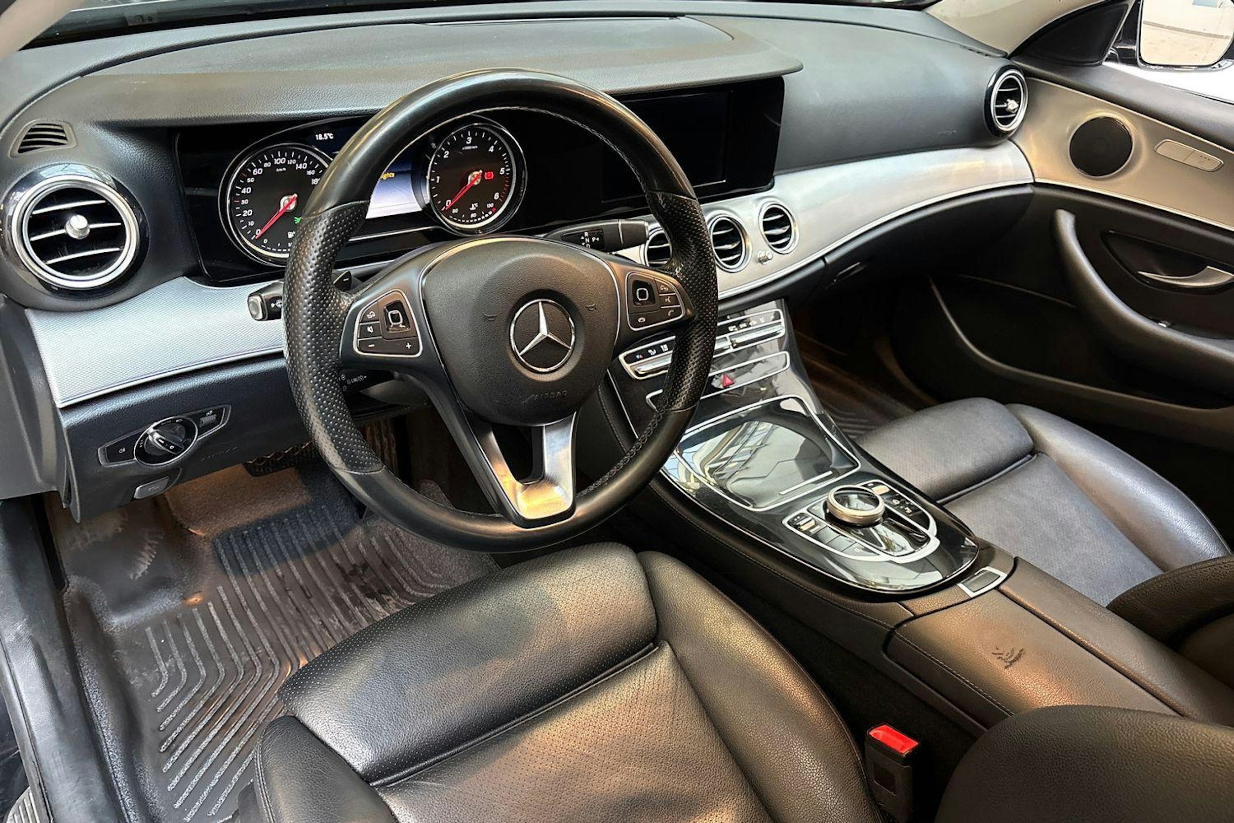 musta Mercedes-Benz E 2018 kuva 7.