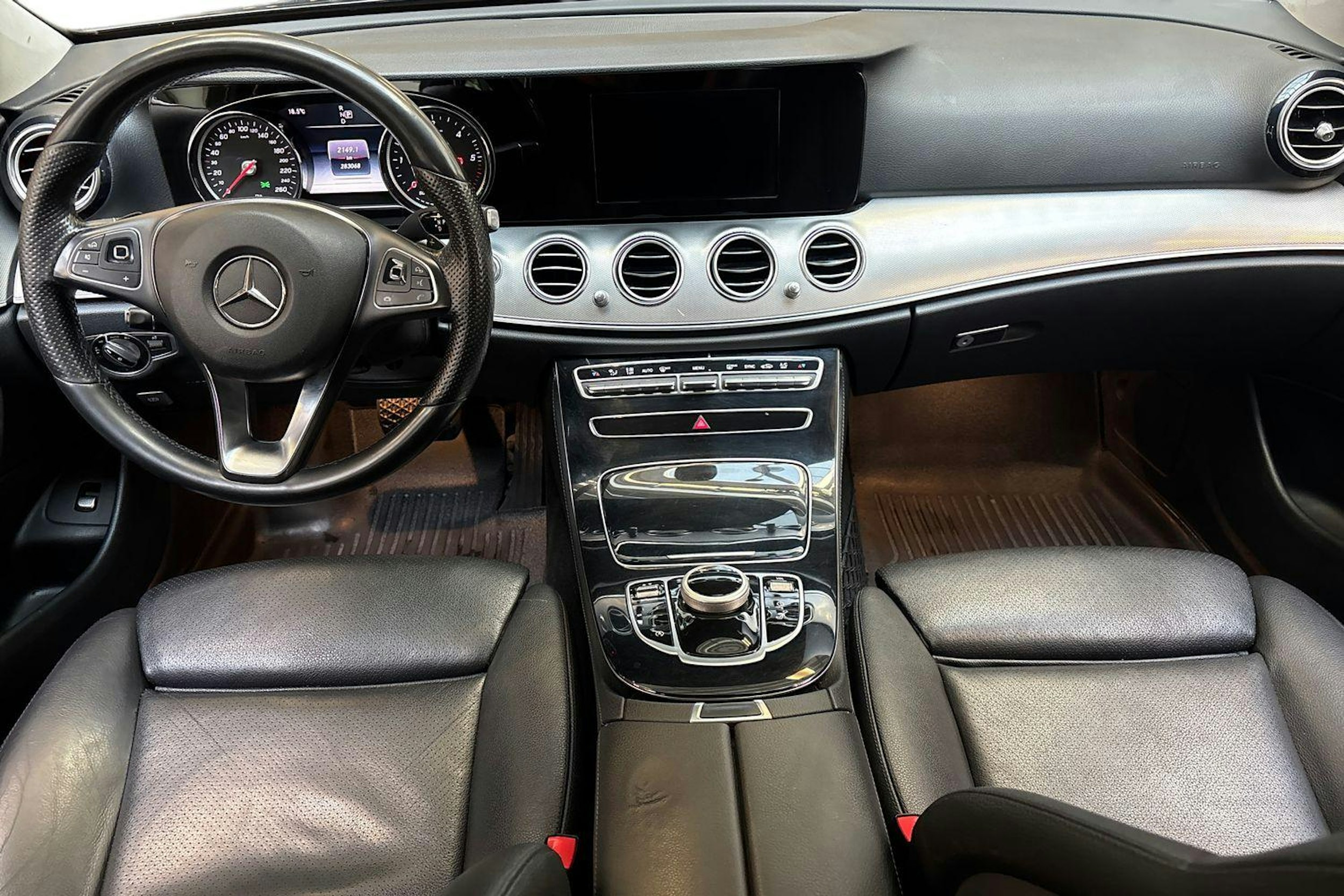 musta Mercedes-Benz E 2018 kuva 9.