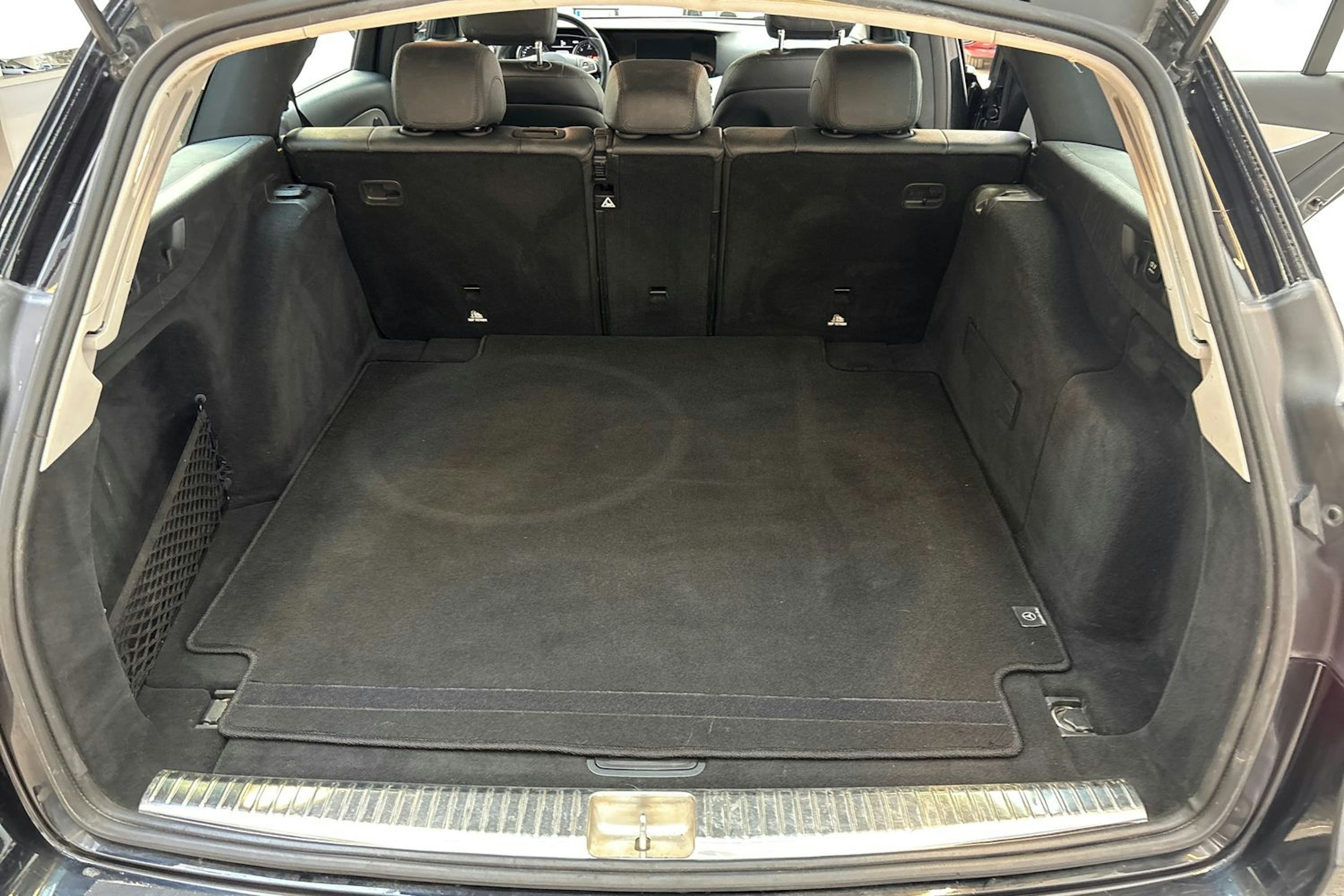 musta Mercedes-Benz E 2018 kuva 15.