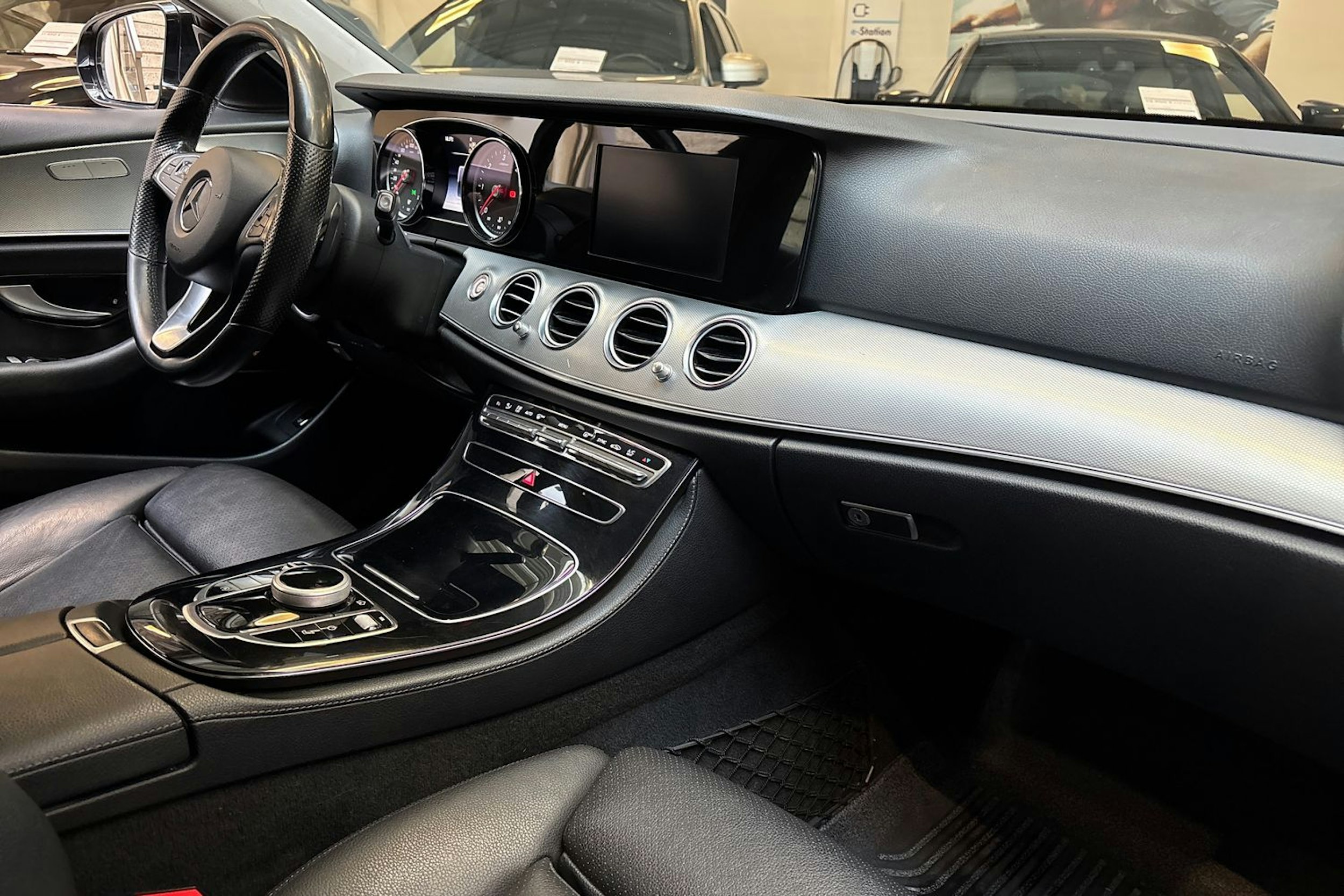 musta Mercedes-Benz E 2018 kuva 17.