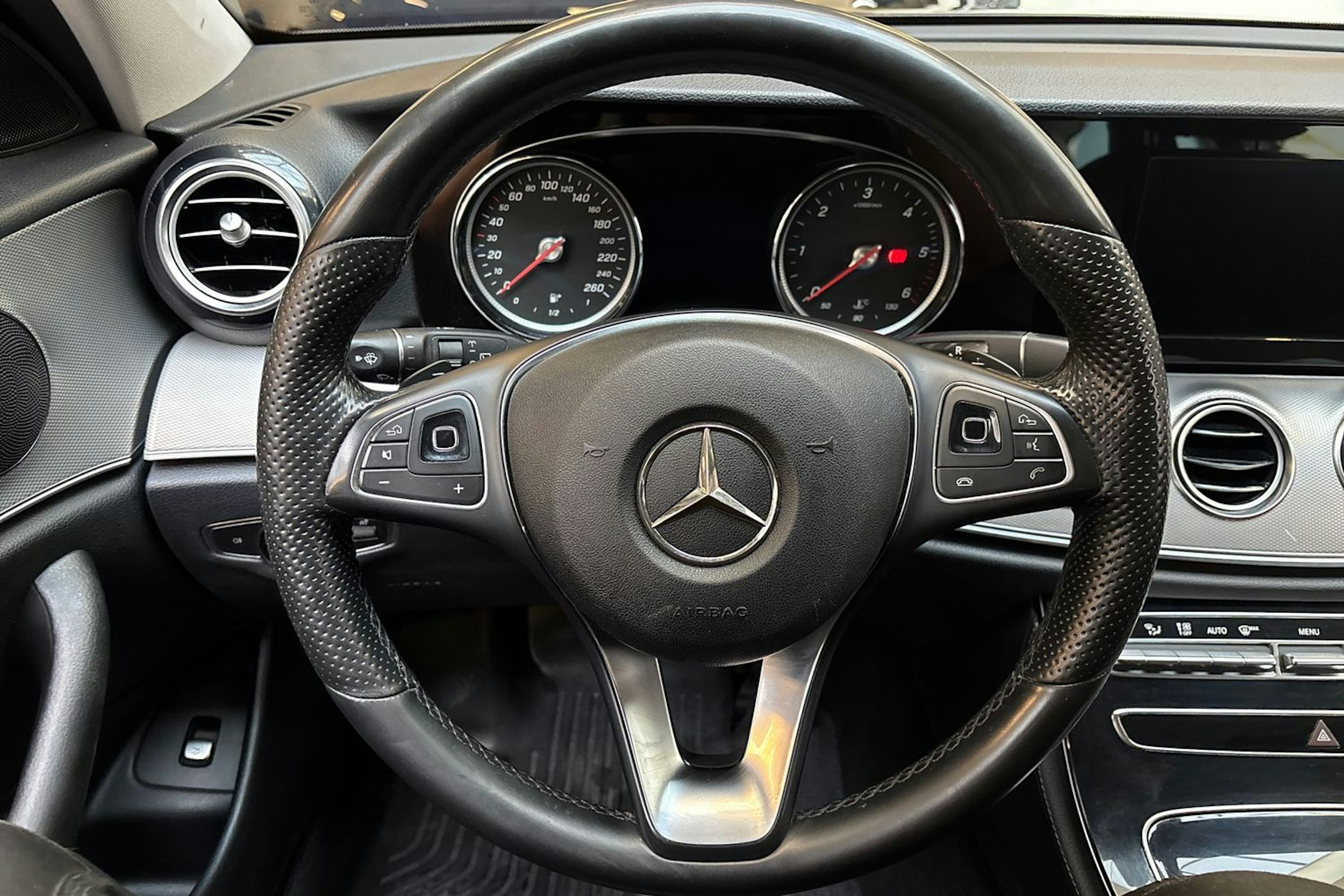 musta Mercedes-Benz E 2018 kuva 19.