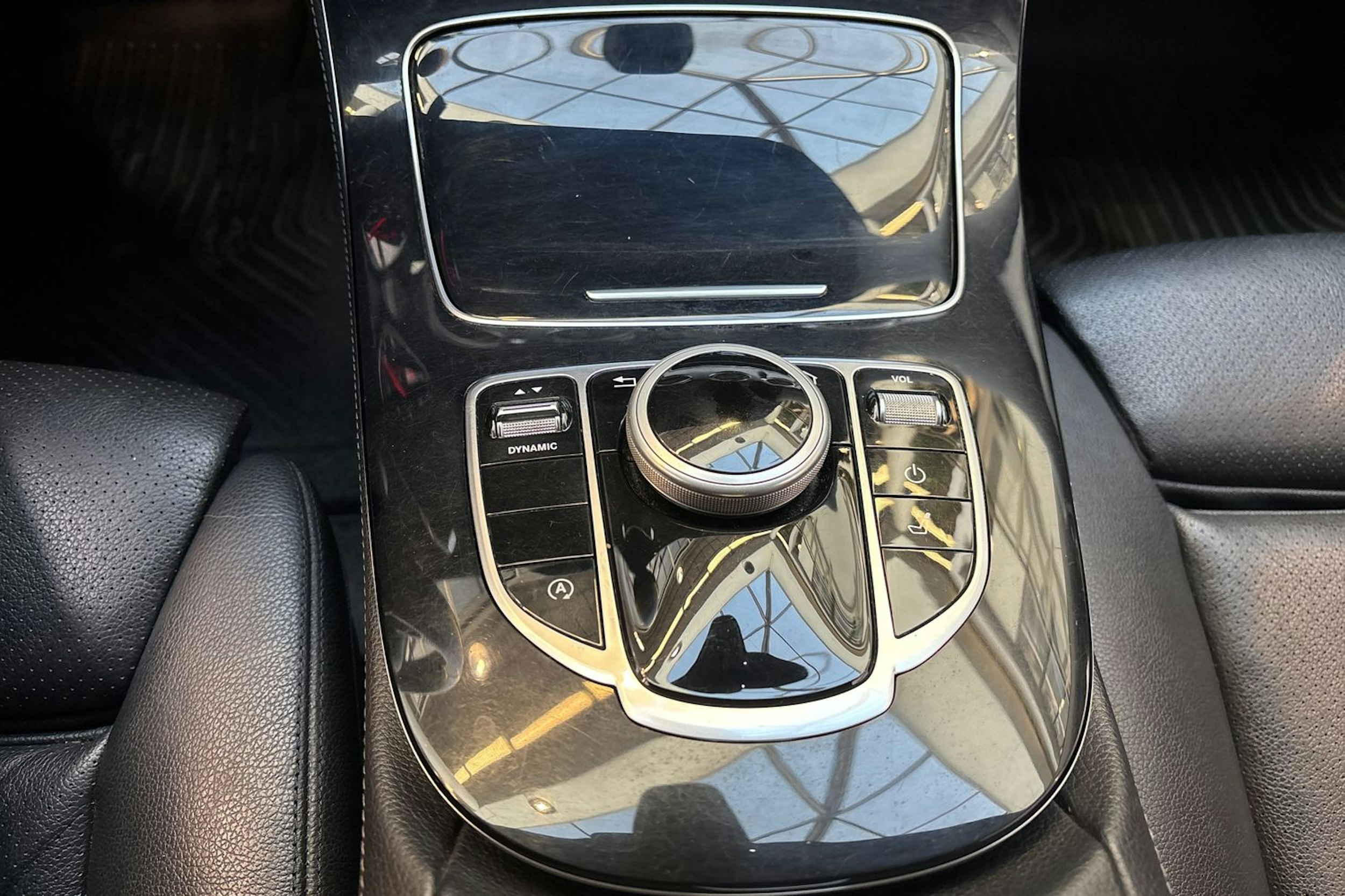 musta Mercedes-Benz E 2018 kuva 25.