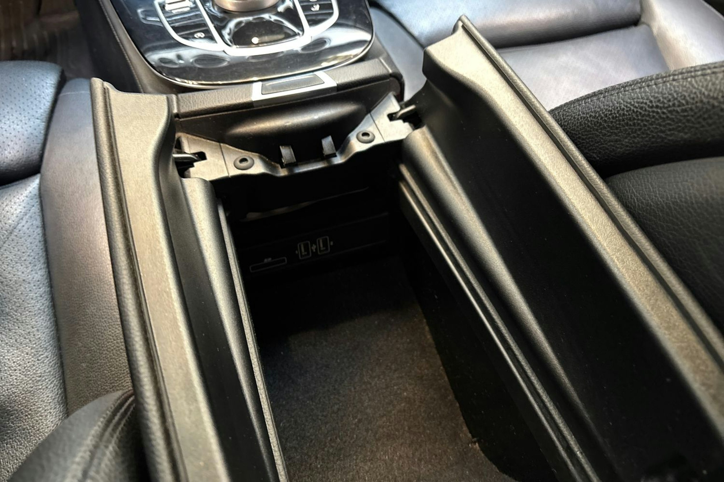 musta Mercedes-Benz E 2018 kuva 26.